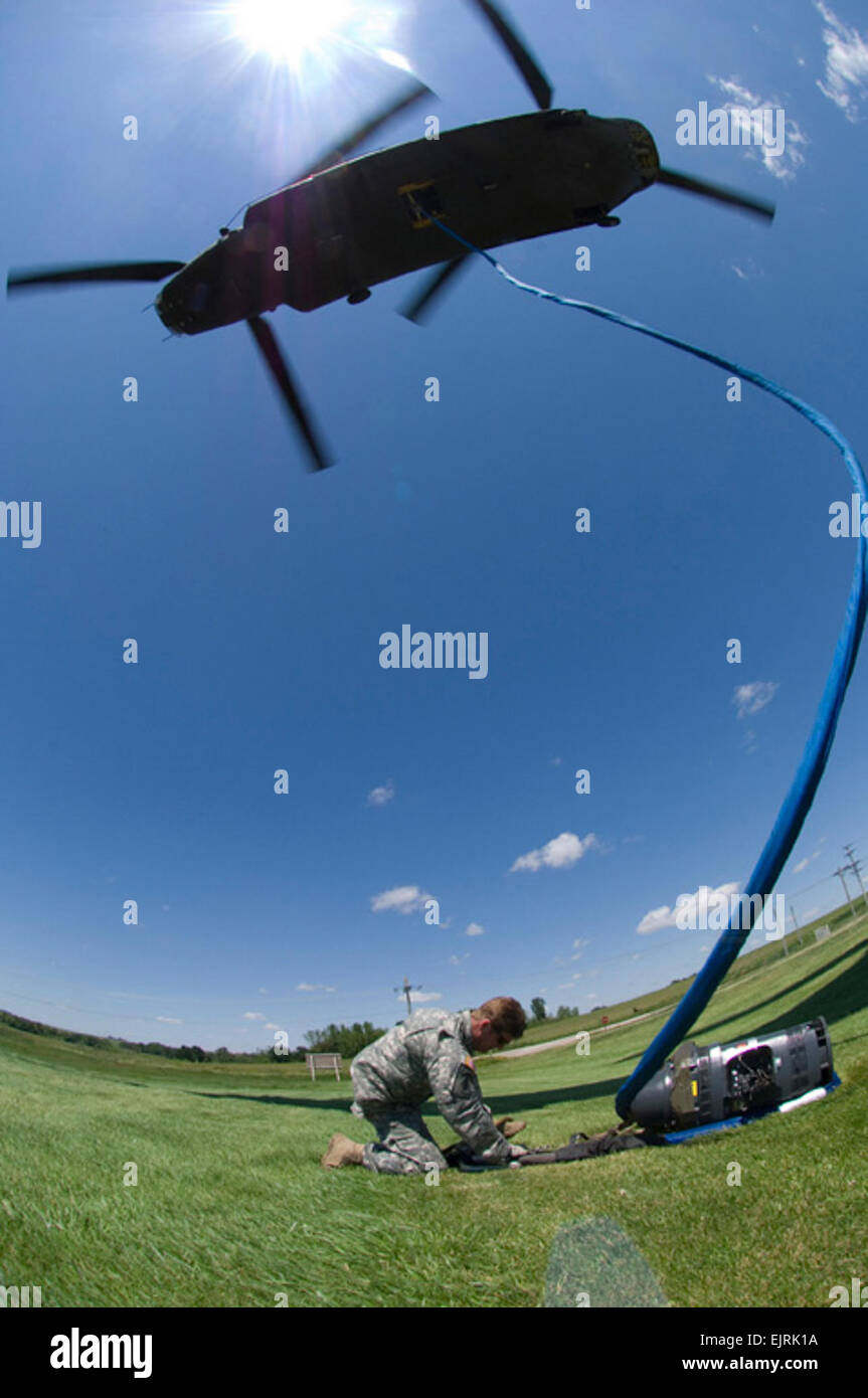 Date : 6/17/2008 Description : MSG Doug Edwards met fin à une pompe à eau endommagé à partir d'une garde nationale de l'Armée de l'Iowa CH-47 Chinook après qu'il a été récupéré à partir d'un endroit inondé le long de la rivière de l'Iowa. Plusieurs pompes ont été récupérés et seront réparés et remis en place pour fournir de l'eau fraîche pour les résidents de Cedar Rapids. Photo/Master Sgt Jack Braden Banque D'Images