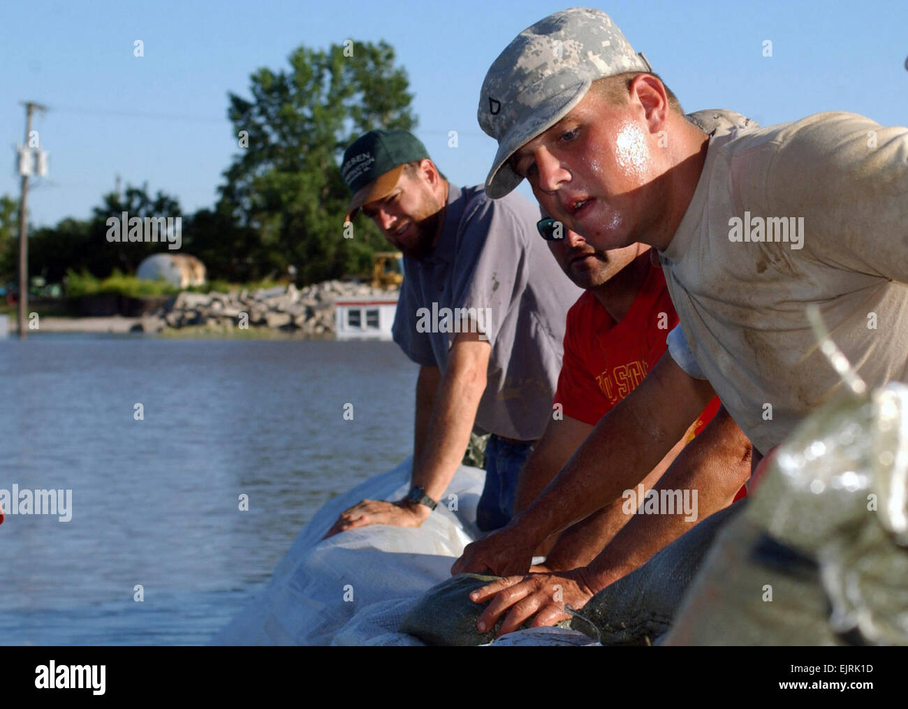 Date : 12/27/2008 Description : une brèche dans une digue de sacs de sable autour d'une centrale électrique de Ottumwa attire l'attention de Pvt. 1re classe Jordan, Renkin Co. C, 1re Battlion, 133e d'infanterie. Le 133ème, avec les citoyens locaux, est passé par plus de 12 000 dans la protection de la sous-station d'alimentation. La Garde nationale de l'Iowa photo par le Sgt. Tchad D. Nelson Banque D'Images