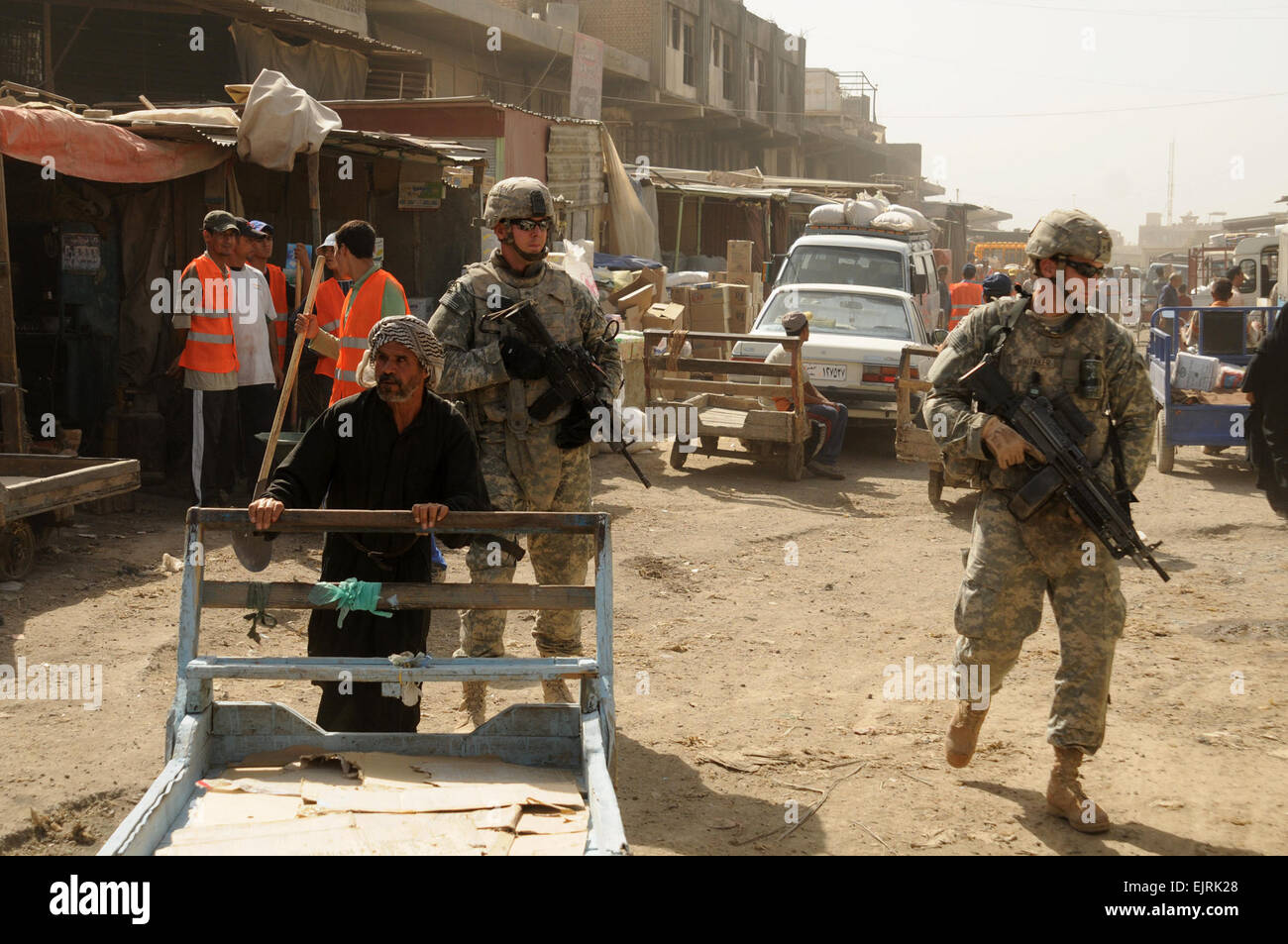 Le sergent de l'armée américaine. Matt Radcliffe et pfc.Travis Whitaker, les deux policiers militaires avec l'équipe de combat du 3e Bataillon, 4e Division d'infanterie, le long de la route de patrouille Kansas au marché de l'Ange de Sadr City, l'Iraq, le 16 juin 2008. Le Sgt Tech. Cohen A. Young Banque D'Images