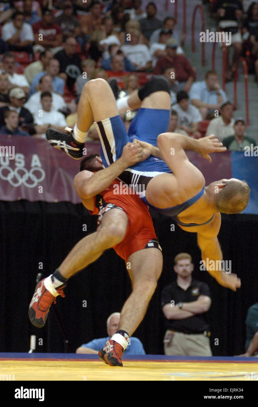 Lutteur gréco-romain de l'armée gagne à quai à Beijing Olympics Tim Hipps 23 juin 2008 dans la lutte finale de tournoi de sa carrière, le s.. Keith Sieracki jette athlète de calibre mondial de l'armée américaine coéquipier Programme Sgt. Au cours de leurs 74 Hargrave Jess-kilogramme dans le match de lutte Gréco-Romaine 2008 Essais de l'équipe olympique américaine pour lutte 14 juin à l'Université du Nevada, Las Vegas' Thomas &AMP ; Mack Center. Voir : /-news/2008/06/23/10283-armée-wrestler-gagne-g... /-News/2008/06/23/10283-armée-wrestler-gagne-greco-romain-berth-en-Jeux olympiques à Pékin/ Banque D'Images