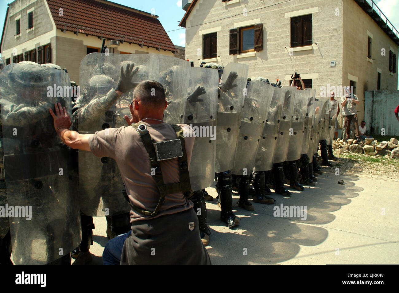 La CPS de l'armée. Kerry Fox le 27 juin 2008 110e Brigade d'amélioration aux Manœuvres militaires en conflit avec les manifestants pendant le contrôle des émeutes à la formation de préparation au Centre interarmées multinationale Hohenfels, Allemagne Le 10 juin 2008." Banque D'Images
