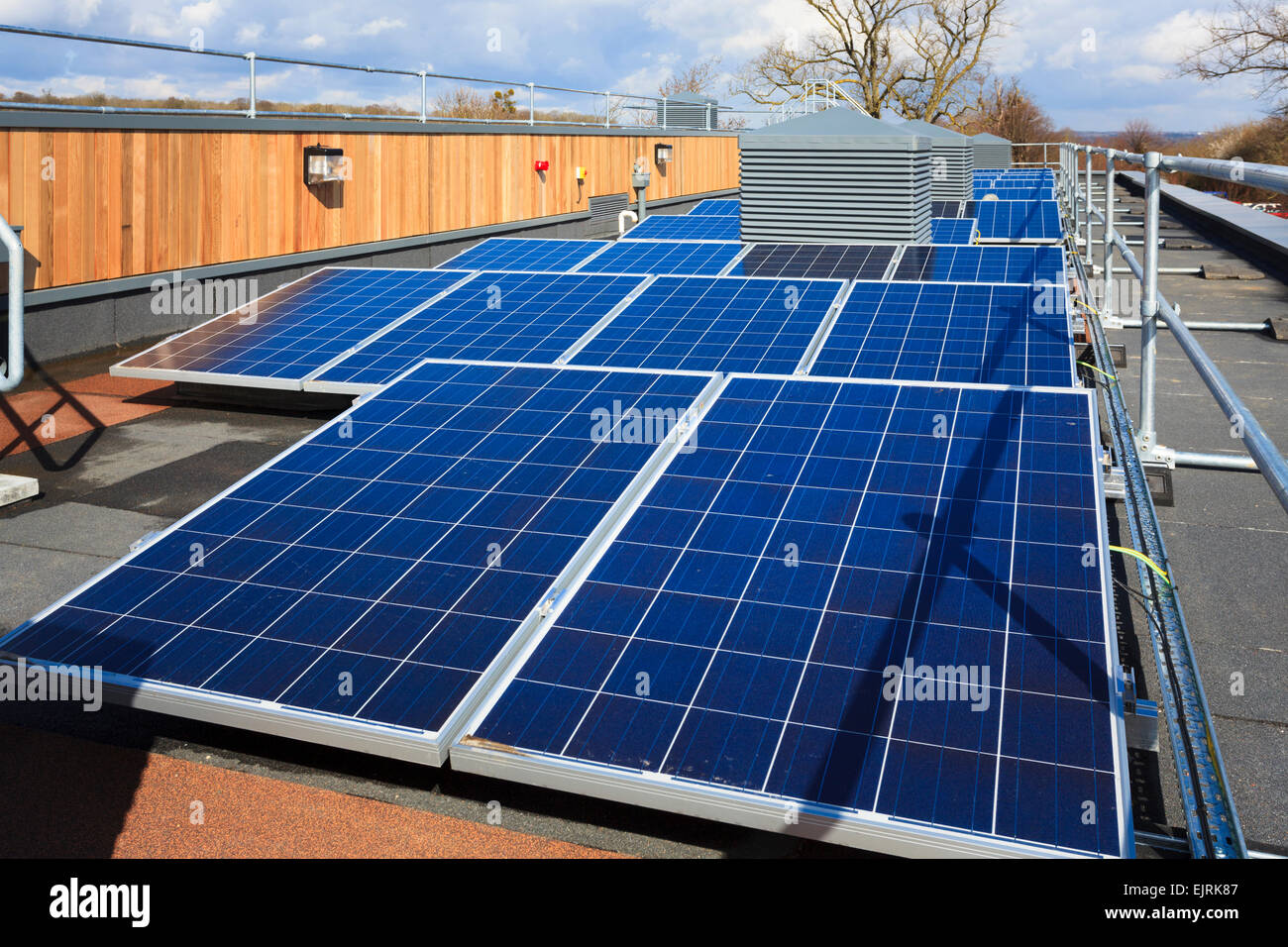 Rangée de cellules photovoltaïques sur la toiture du bâtiment du collège moderne Banque D'Images