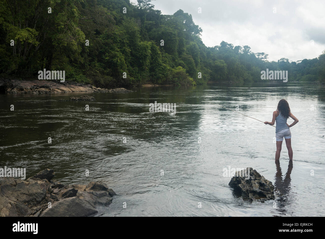 La pêche dans la partie supérieure du fleuve Coppename, Réserve naturelle du Suriname central, Suriname Banque D'Images