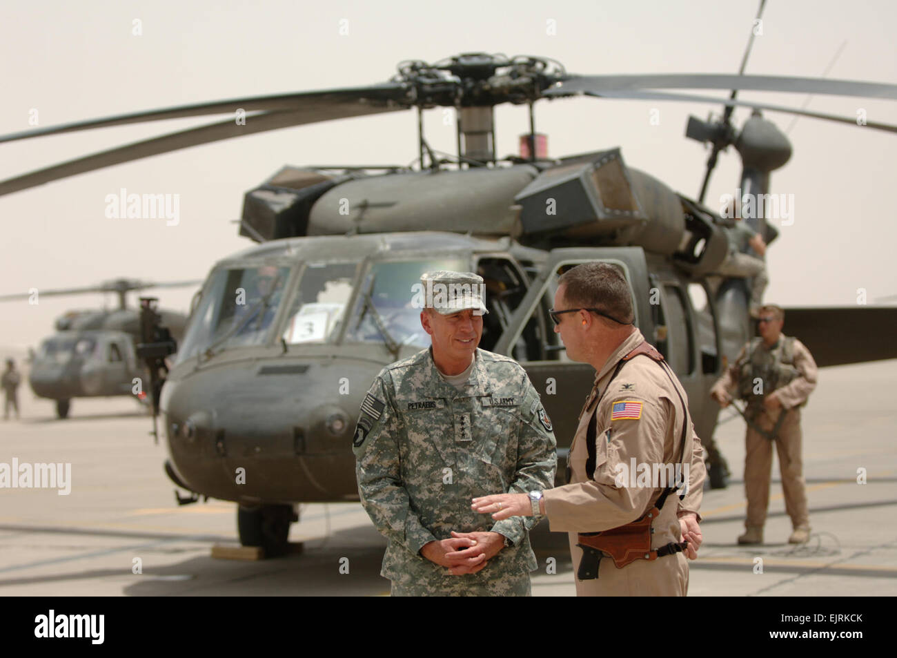 L'ARMÉE AMÉRICAINE Le Général David Petraeus, commandant de la Force multinationale en Irak -, parle avec l'Air Force Colonel David Pavey, commandant du 447e groupe expéditionnaire aérienne, sur la base aérienne de Sather, l'Iraq, le 21 juillet 2008. Petraeus est dans le salon pour saluer Sens. Jack Reed, Chuck Hagel et Barack Obama candidat à l'élection présidentielle à leur arrivée à tour du Moyen-Orient. Le s.. Paul Villanueva II Banque D'Images