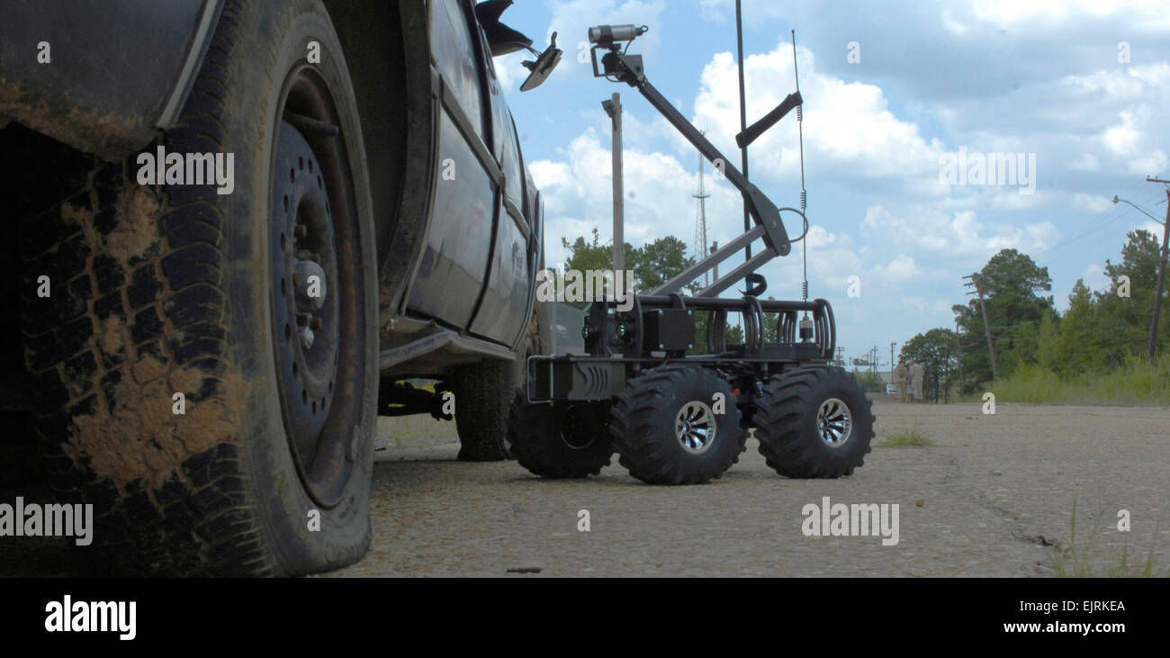L'MARCbot IV étend sa caméra près de quatre pieds en l'air pour rechercher les dispositifs explosifs improvisés au cours de formation à Fort Polk, en Louisiane parachutistes du 3e Brigade Combat Team auront l'occasion utiliser cet outil dans leur prochain déploiement à l'appui de la guerre contre le terrorisme. Banque D'Images