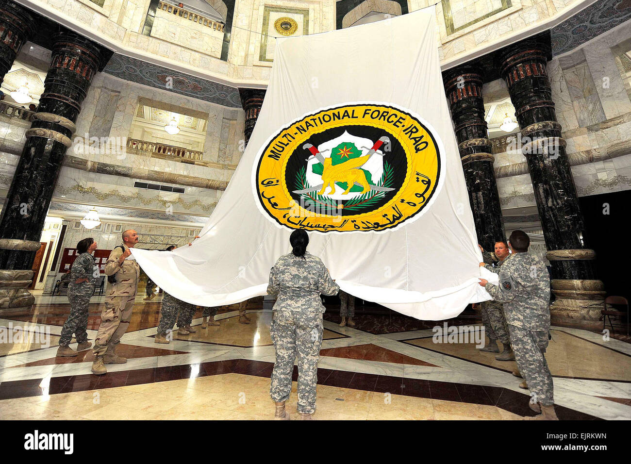 Les membres militaires de la Force multinationale de l'Iraq de redresser un énorme drapeau dans la préparation de la cérémonie de passation de commandement du Gén. David Petraeus à GEN. Raymond T. Odierno. Ministère de la défense photo de Tech. Le Sgt. Jerry Morrison effacée Banque D'Images