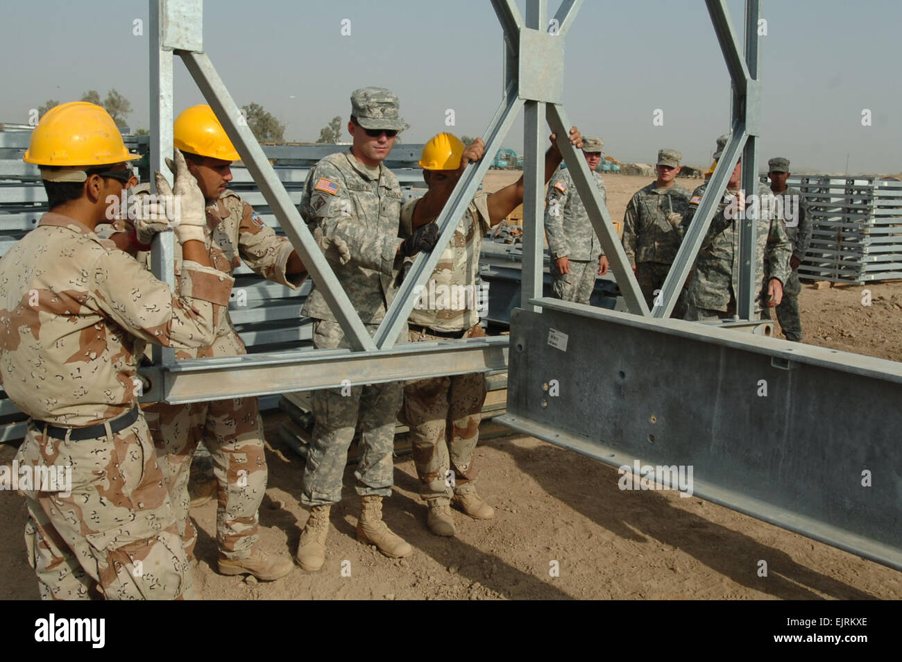 Les membres de la 74 e compagnie de raccordement Multi Role travail pour former les ingénieurs de combat de l'armée iraquienne comment construire des ponts provisoires au Camp Taji, Iraq. La formation est importante pour l'IA comme les forces de la coalition continuent de transférer le contrôle de nouveau à eux. Banque D'Images