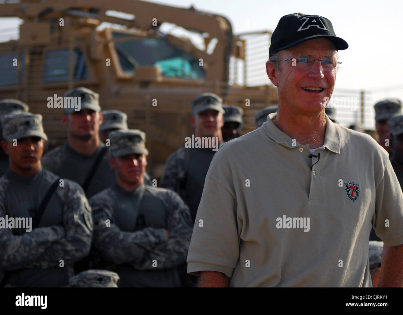 Secrétaire de l'armée, Honorable Pete Geren, envoie un message retour accueil à propos de l'excellent travail soldats font en Iraq en tant que soldats avec 326e bataillon du génie debout derrière lui lors de sa visite à la base d'opérations d'urgence Speicher, Iraq, 18 septembre. Là, il a appris sur les différents véhicules du génie de combat sortir sur l'élimination de manière à y inclure la Buffalo, un véhicule de l'interrogatoire, et le Husky, un véhicule de détection de mines. Photo de l'Armée américaine par la CPS. Karla P. Elliott, 14e Détachement des affaires publiques Banque D'Images