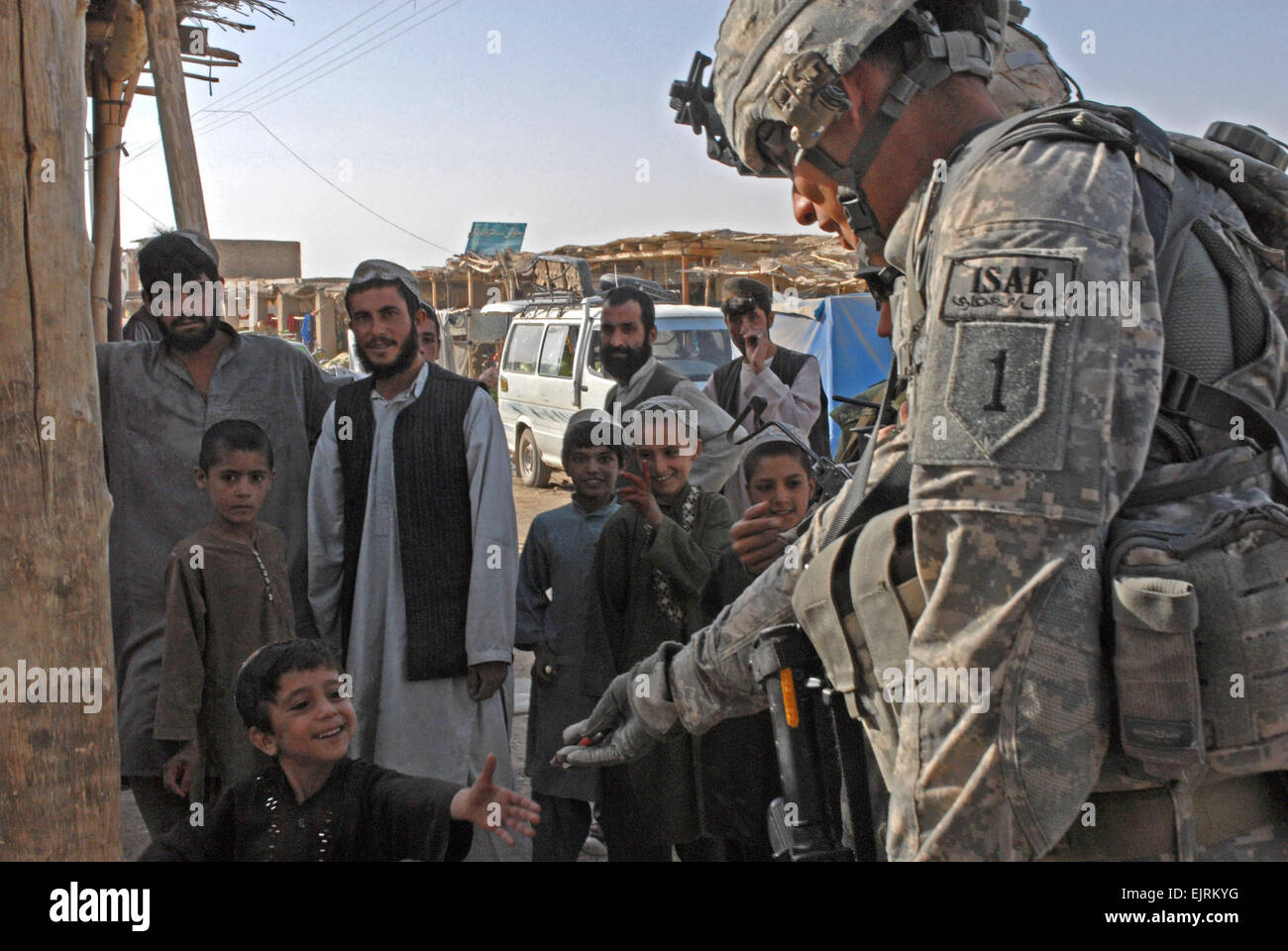 Le Sgt. Raymond Diaz, un 2e bataillon du 2e Régiment d'infanterie donne un soldat afghan d'un stylo, un objet désiré parmi les enfants afghans, lors d'une visite à un bazar dans le district de Maywand de l'Afghanistan, le 29 août 2008. 2-2 Inf. Les soldats ont sécurisé la zone, tandis que les forces de la coalition ont interagi avec la communauté locale. Banque D'Images