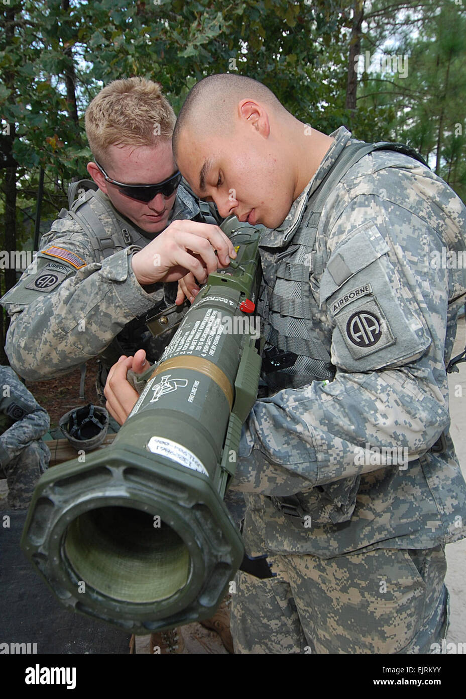 La CPS. Raske Alex à gauche, de la Compagnie A, 2e Bataillon, 325e Régiment d'infanterie aéroportée, 2e Brigade Combat Team, 82e Division aéroportée, et la FPC. Phil Nelson, de Rockville, Md., se familiariser avec le M136 AT4 antichar au cours de la pratique de l'expert Infantryman Badge au Fort Bragg sep.15. Le s.. Mike Pryor, 2e, 82e BCT Abn. Div. Affaires publiques Banque D'Images