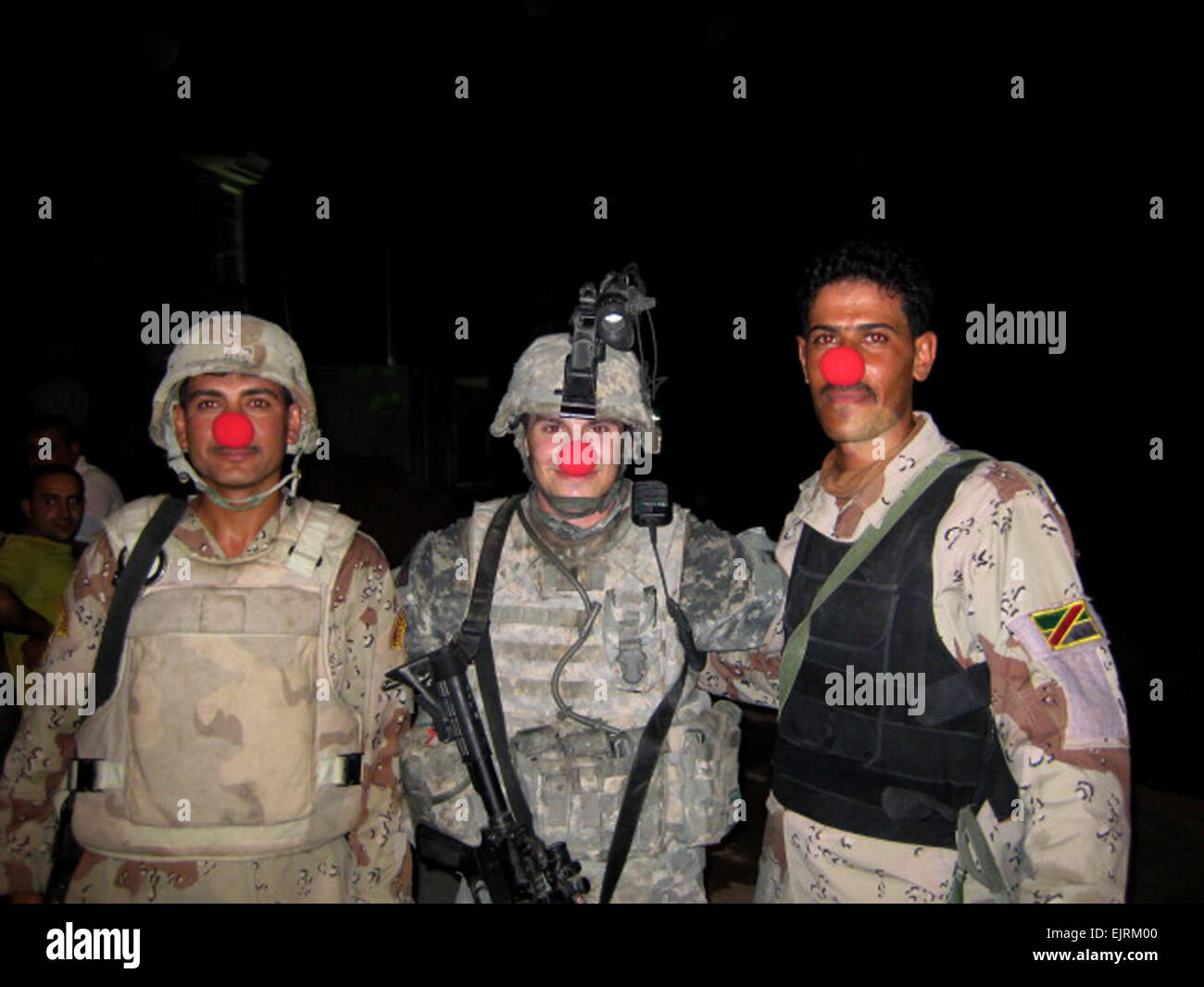 1er lieutenant Chase Baker, originaire de Californie, montre son nez de clown rouge avec des officiers de l'armée iraquienne pendant une patrouille dans le quartier de Sadr City du nord-est de Bagdad lors d'une patrouille de distribuer des repas à l'Imam-béni le peuple, le 7 septembre 2008. Baker est affecté au 1er peloton, Compagnie d'un groupe de travail, 1er Bataillon, 6e Régiment d'infanterie, 2e Brigade Combat Team, 1re Division blindée, qui est actuellement fixé à 3e BCT, 4e Division d'infanterie, Division multinationale - Bagdad. Banque D'Images