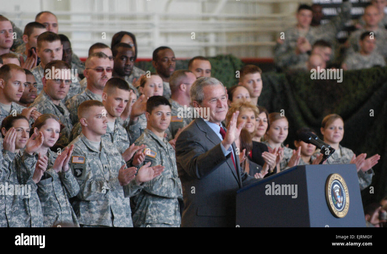 Le président parle d'environ 10 000 soldats et membres de la famille à Fort Campbell, Kentucky au cours de sa visite le 25 novembre à l'installation. Bush a félicité les soldats de la 101e Division aéroportée, 160e Régiment d'opérations spéciales d'aviation, et 5ème groupe des forces spéciales pour un "travail bien fait". Banque D'Images