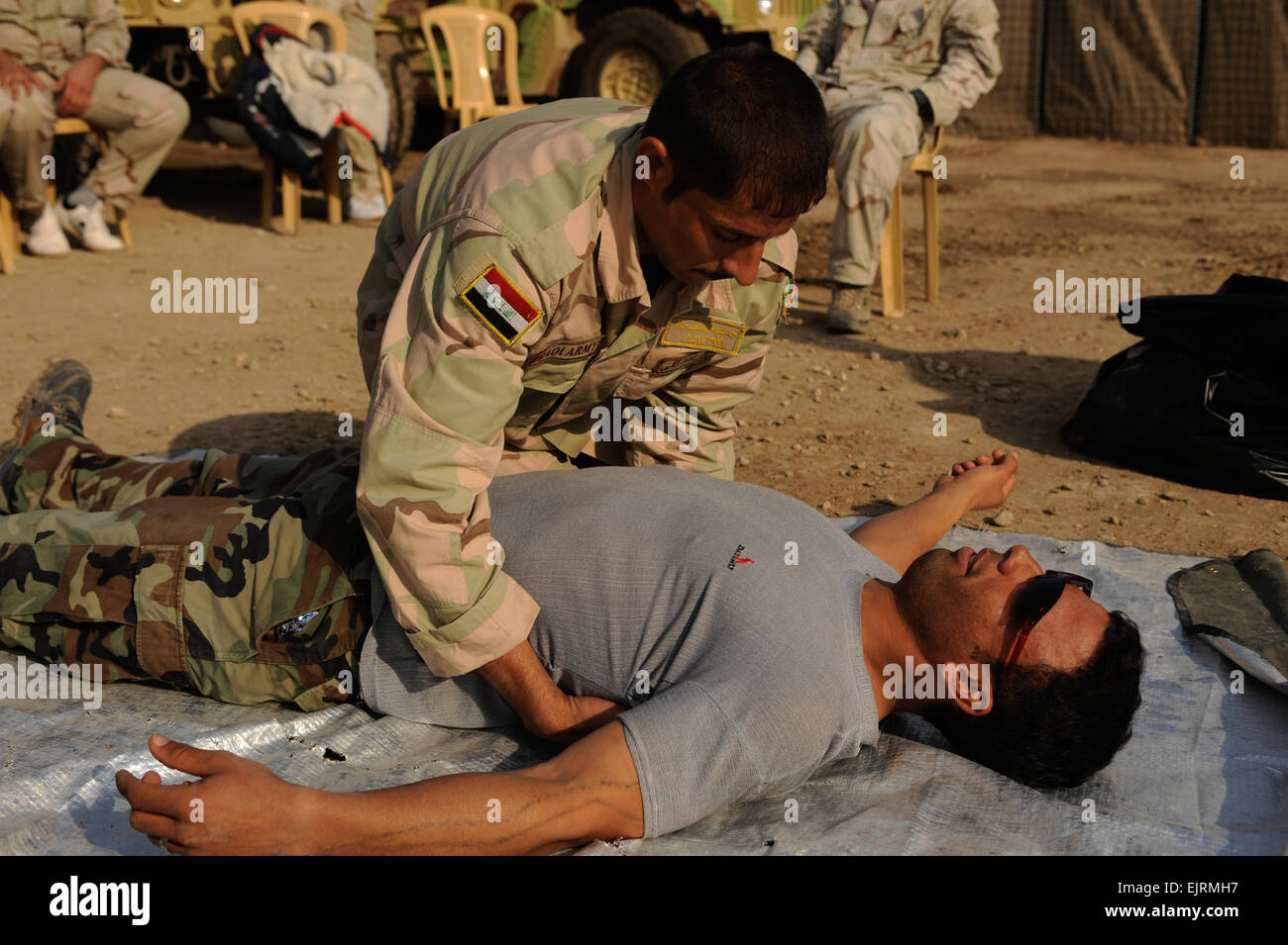 Un soldat irakien à partir de la 8e Division, l'armée iraquienne, vérifie son autre soldat de sang au cours de la formation médicale de l'armée américaine avec des soldats des forces spéciales, sur Camp Diwaniya, l'Iraq, le 1 décembre 2008. Des soldats irakiens sont formés par des soldats américains afin qu'ils soient prêts à assurer la sécurité de leur pays. Eric Harris Senior Airman Banque D'Images