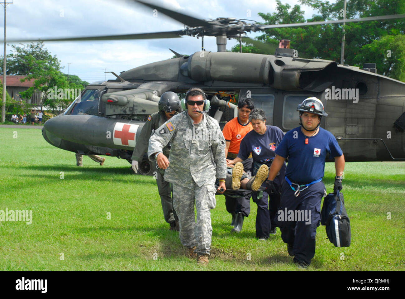 Le sergent-major de l'armée. Jose Gutierrez et spécialiste Robert Hunt transporter un homme blessé d'un hélicoptère medivac 1er décembre. Plus de 60 FOI-Bravo ont participé à des missions de secours en cas de catastrophe humanitaire au Costa Rica et au Panama. Le s.. Joel Mease Banque D'Images