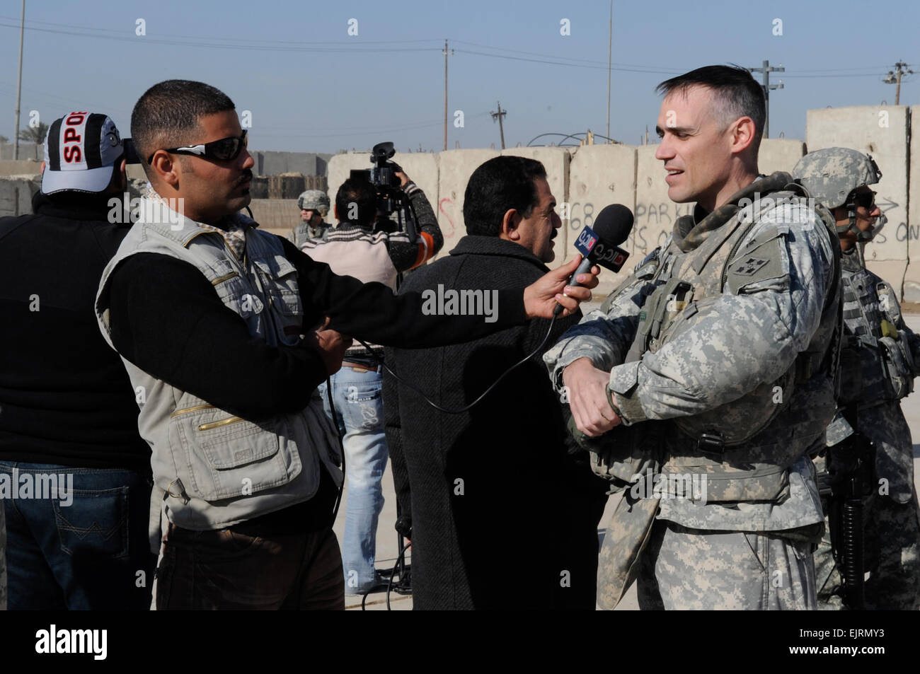Le Lieutenant-colonel de l'ARMÉE AMÉRICAINE Michael Pappall commandant du 1er Bataillon interarmes, 68e régiment de blindés, 3e Brigade Combat Team, 4e Division d'infanterie, est interviewé à propos de la Sha'ab Marché Central de transférer au peuple iraquien le 3 janvier, 2009 à base d'Aigle de guerre à Bagdad, Iraq. Banque D'Images
