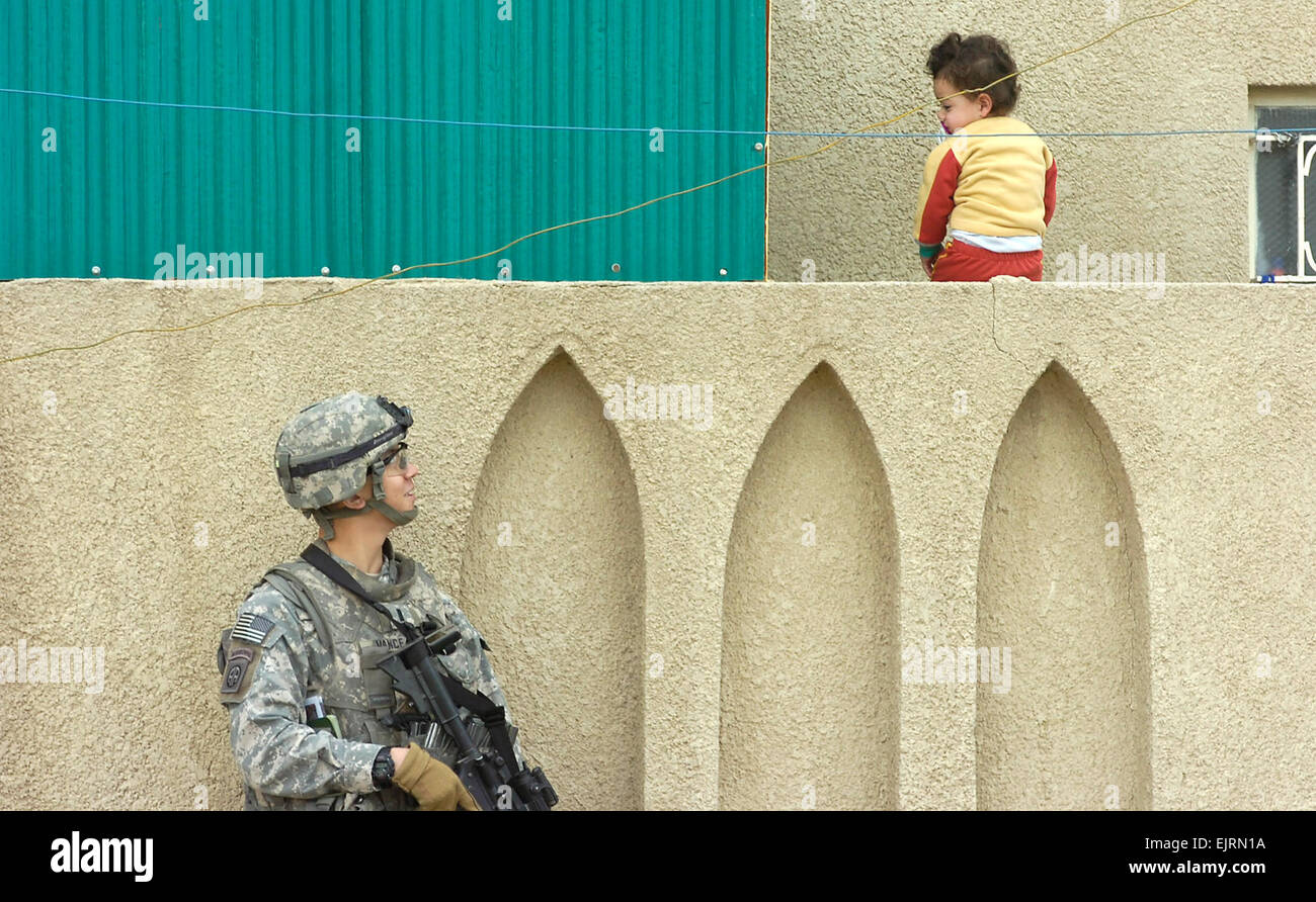 1er lieutenant Donald Vance, originaire de Lehigh Acres, en Floride, regarde un enfant irakien pendant une patrouille à pied le 17 janvier dans le nouveau quartier de l'est de Bagdad Bagdad. Parachutistes attribuée à la société D, 2e Bataillon du 505th Parachute Infantry Regiment, 3e Brigade Combat Team, 82nd Airborne Division, la Division multinationale - Bagdad, a établi un partenariat avec le 1er Bataillon, 8e Brigade, 2ème Division nationale P au cours de la patrouille à pied afin d'évaluer la sécurité du quartier et d'acquérir l'intelligence. Le s.. Alex Licea, 3e, 82e PAO BCT Abn. Div., DN-B Banque D'Images