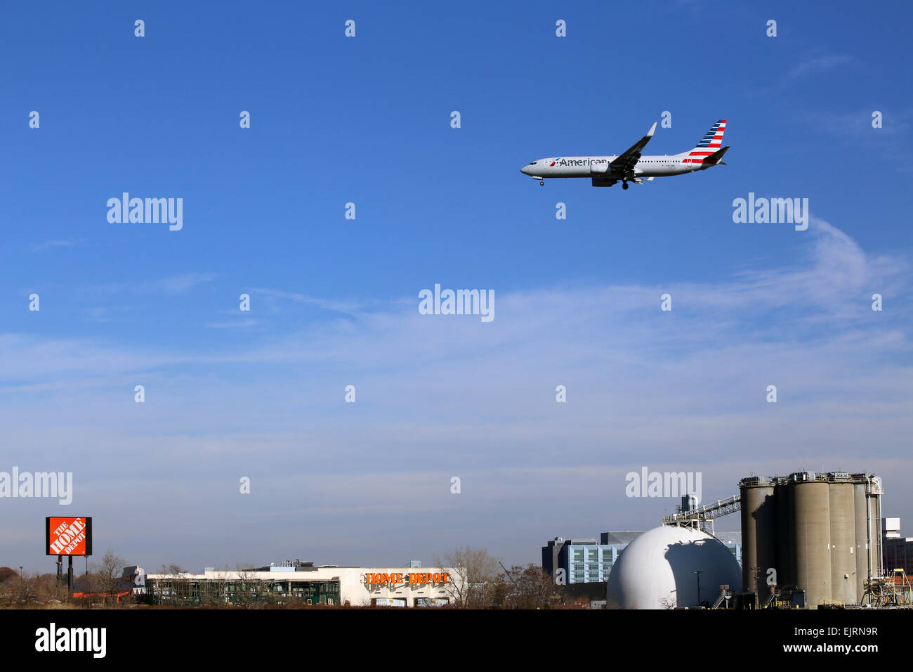 Jet en approche finale de l'aéroport LaGuardia, Queens, NY, USA Banque D'Images