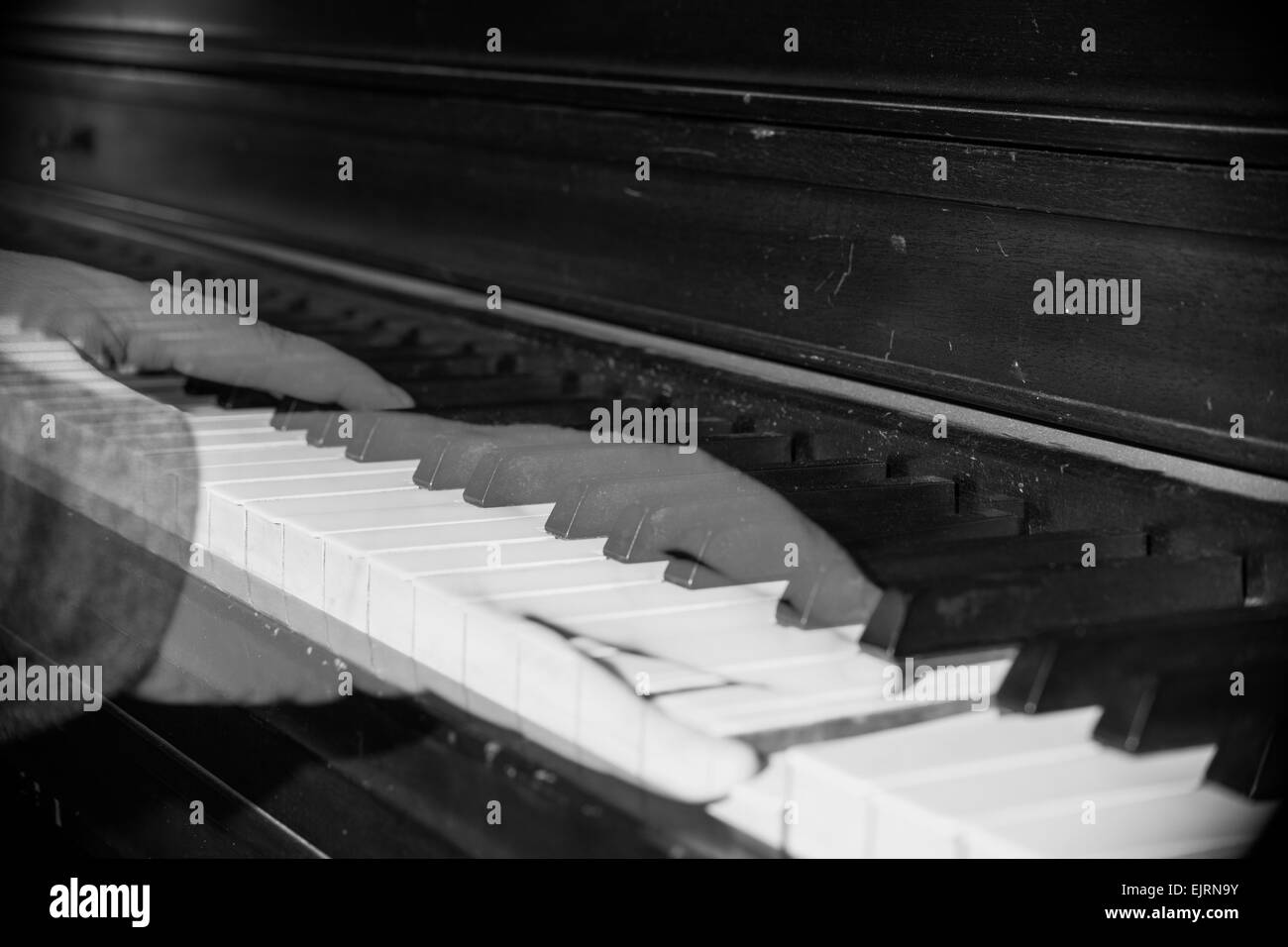 Mains fantomatiques jouent un vieux poussiéreux, piano. Banque D'Images