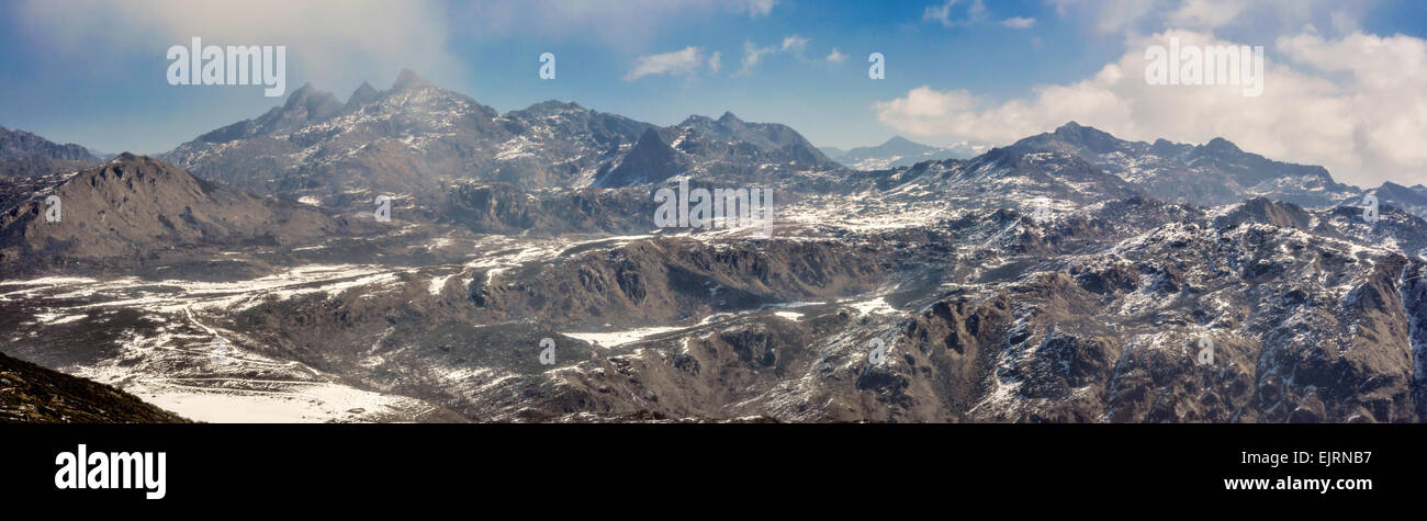 Vue panoramique des montagnes ensoleillées en Arunachal Pradesh, Inde région Banque D'Images