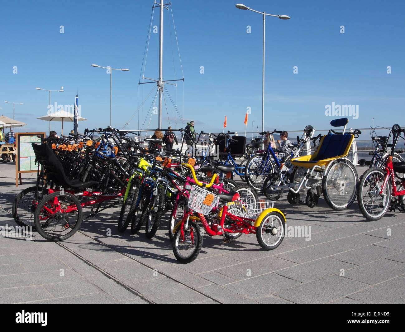 Vélos à l'extérieur de la boutique de location de vélos appelé le moyeu de vélo sur le quai du port en Kimnel Bay, Rhyl au Pays de Galles. Banque D'Images