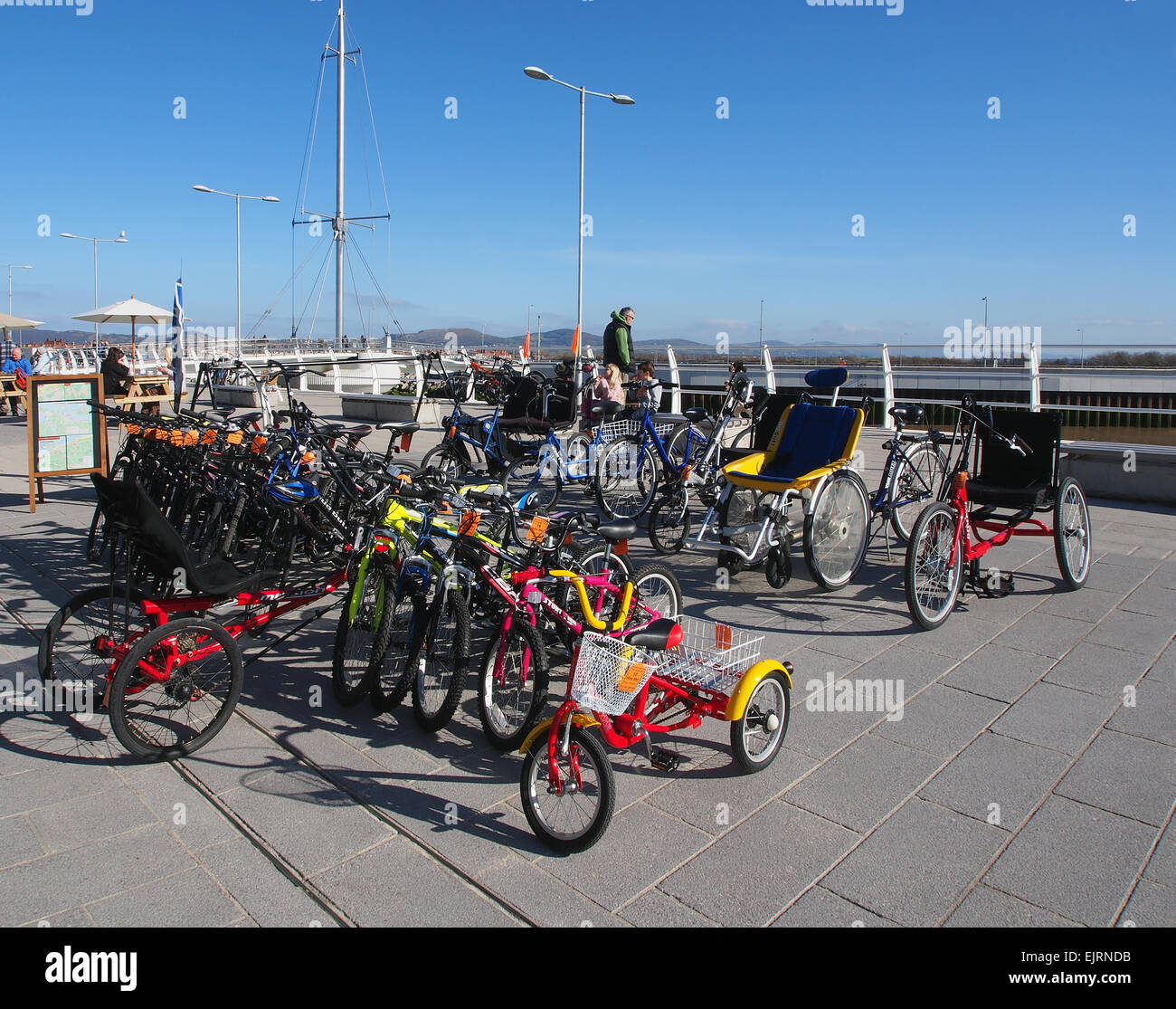 Vélos à l'extérieur de la boutique de location de vélos appelé le moyeu de vélo sur le quai du port en Kimnel Bay, Rhyl au Pays de Galles. Banque D'Images