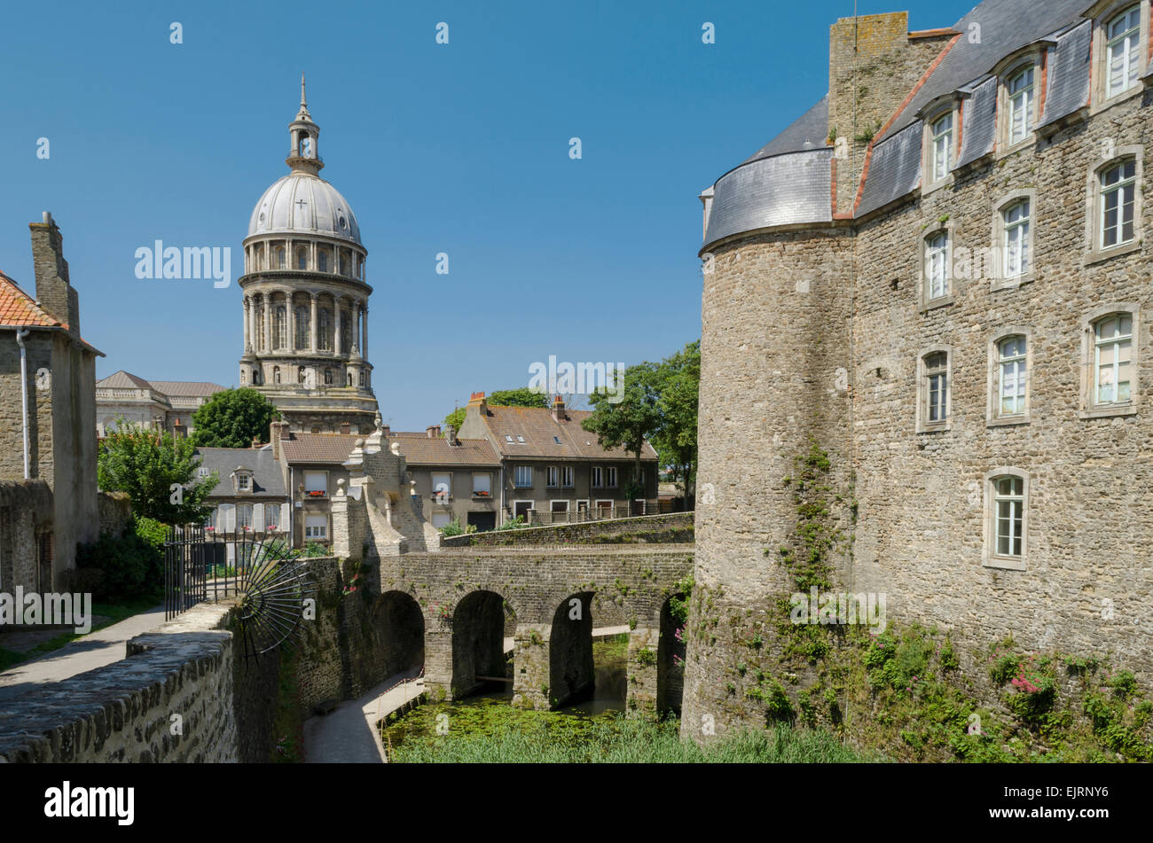 Scène de rue dans la vieille ville de Boulogne, France Banque D'Images