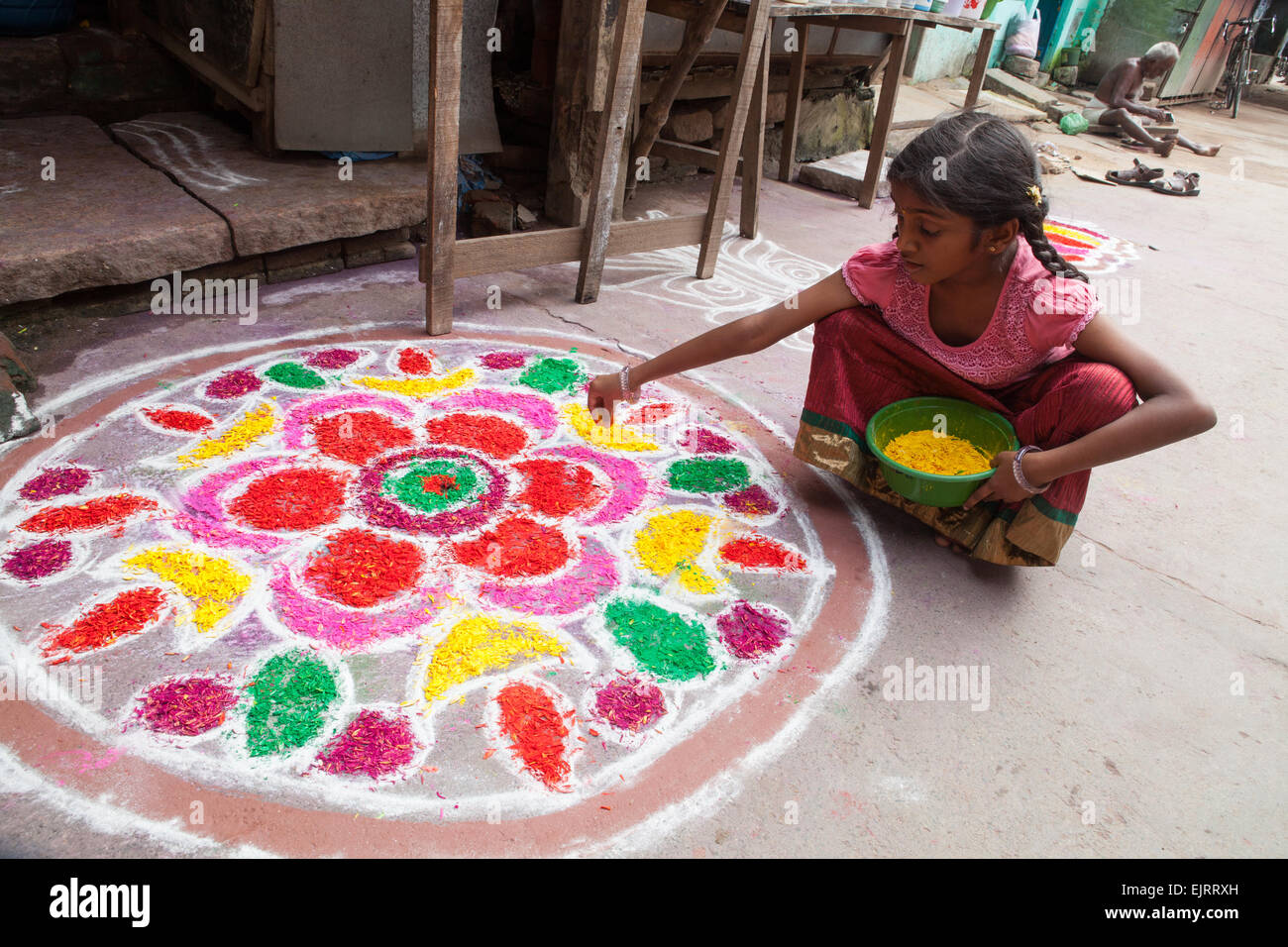 La création d'une fille rangoli pour célébrer le Pongal festival à Kumbakonam Banque D'Images