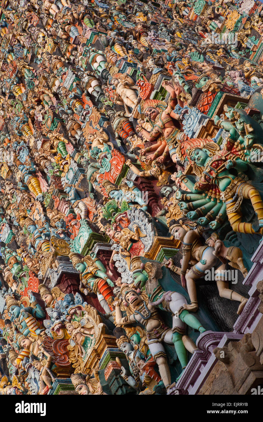Détail des sculptures sur le gopuram au Temple Sri Meenakshi à Madurai Banque D'Images