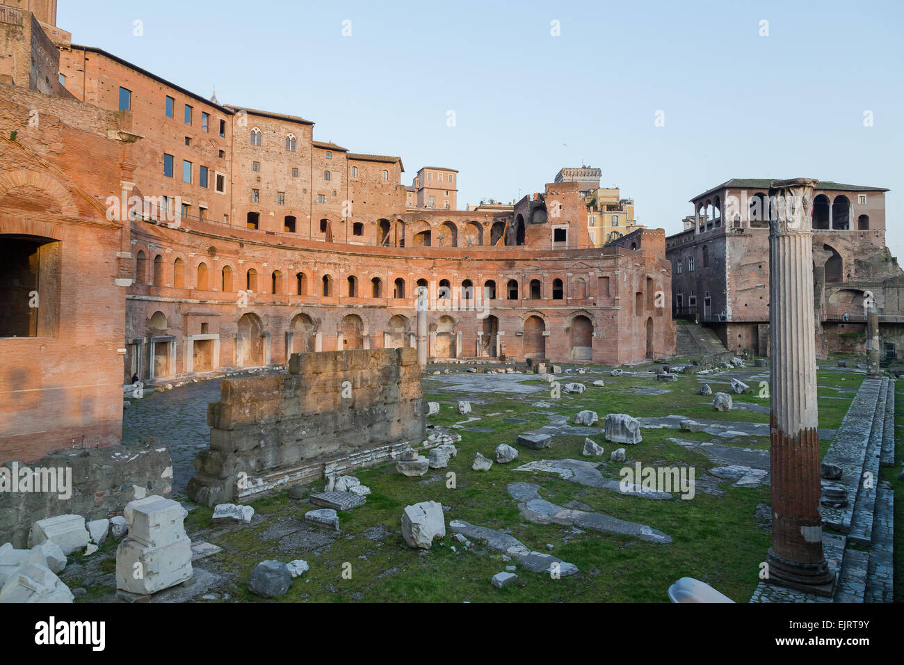 Une partie des ruines de Marchés de Trajan (Mercati di Traiano) à Rome pendant le coucher du soleil Banque D'Images