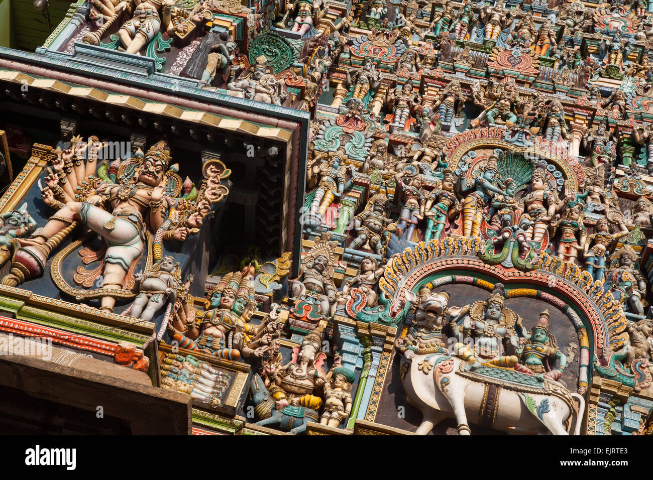 Détail des sculptures sur le gopuram au Temple Sri Meenakshi à Madurai Banque D'Images