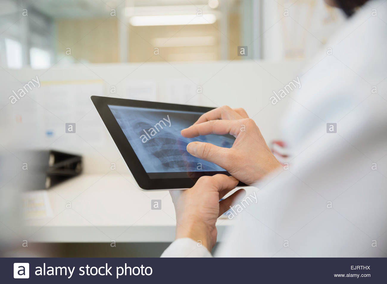 Doctor examining x-ray on digital tablet Banque D'Images