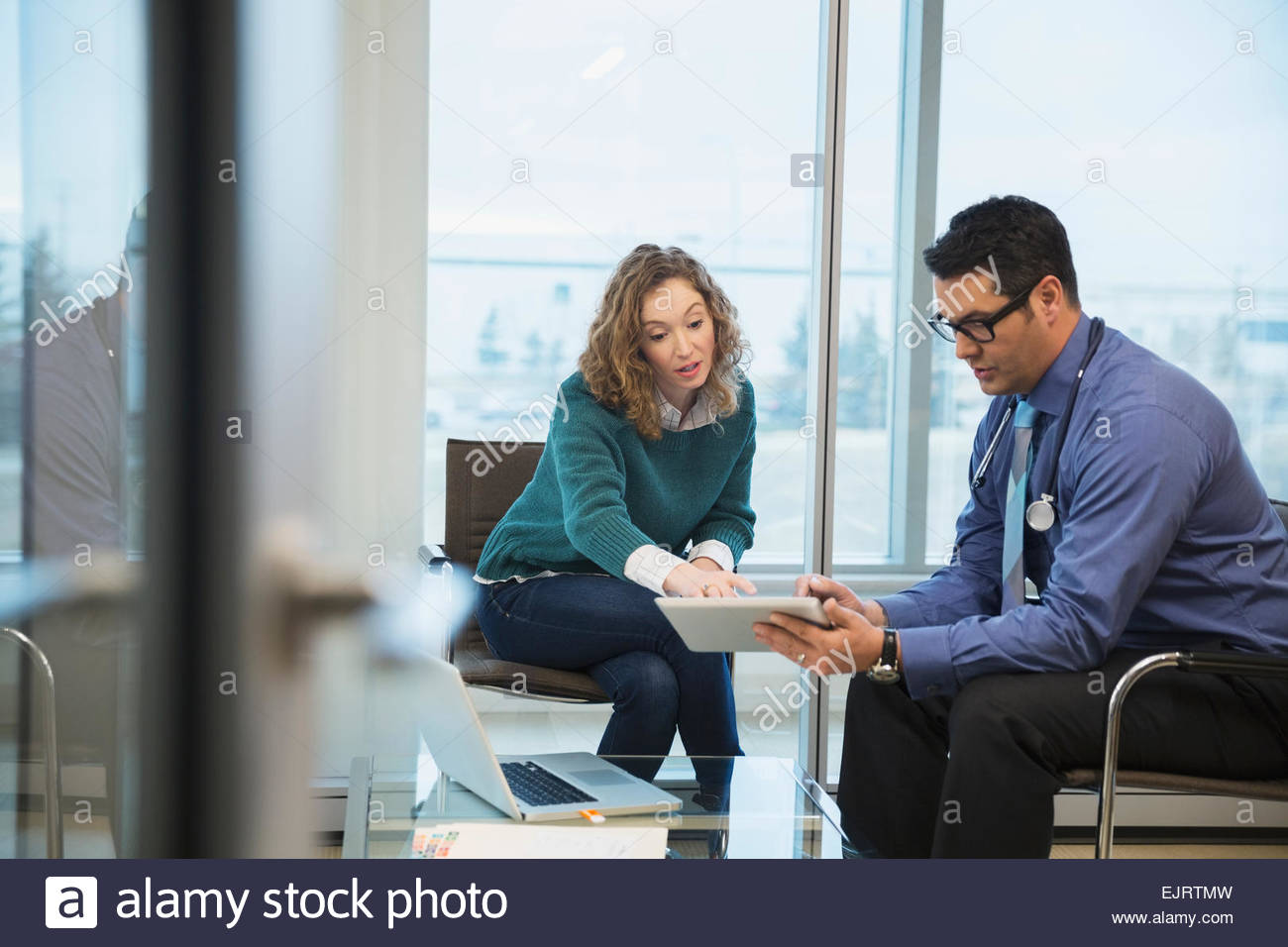 Le médecin et le patient en consultation with digital tablet Banque D'Images