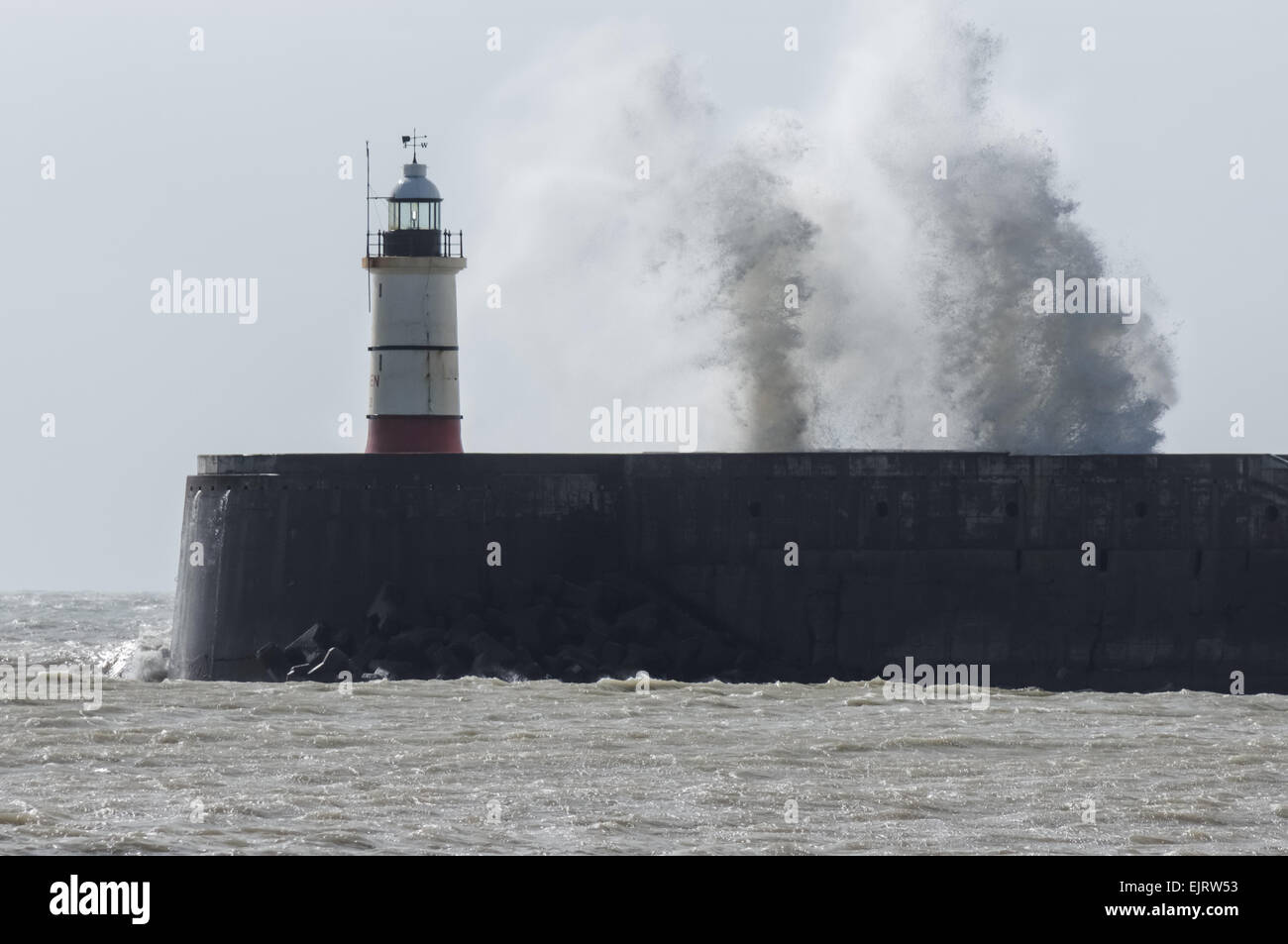 D'énormes vagues se sont écraser sur le phare de Newhaven et le mur du port, Newhaven, East Sussex Angleterre Royaume-Uni Banque D'Images