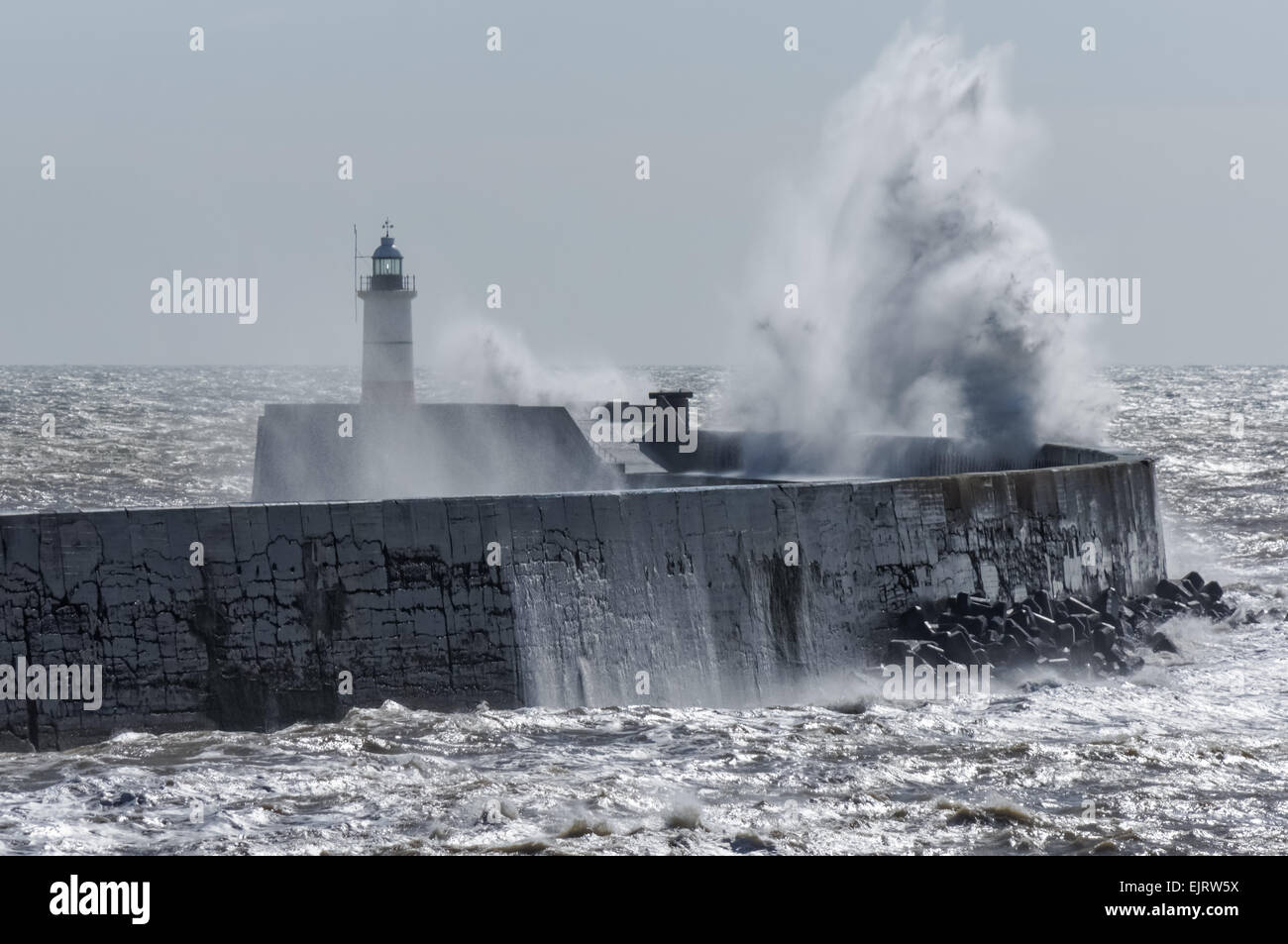 Des vagues énormes impact sur le mur du port de Newhaven, East Sussex Royaume Uni UK Banque D'Images