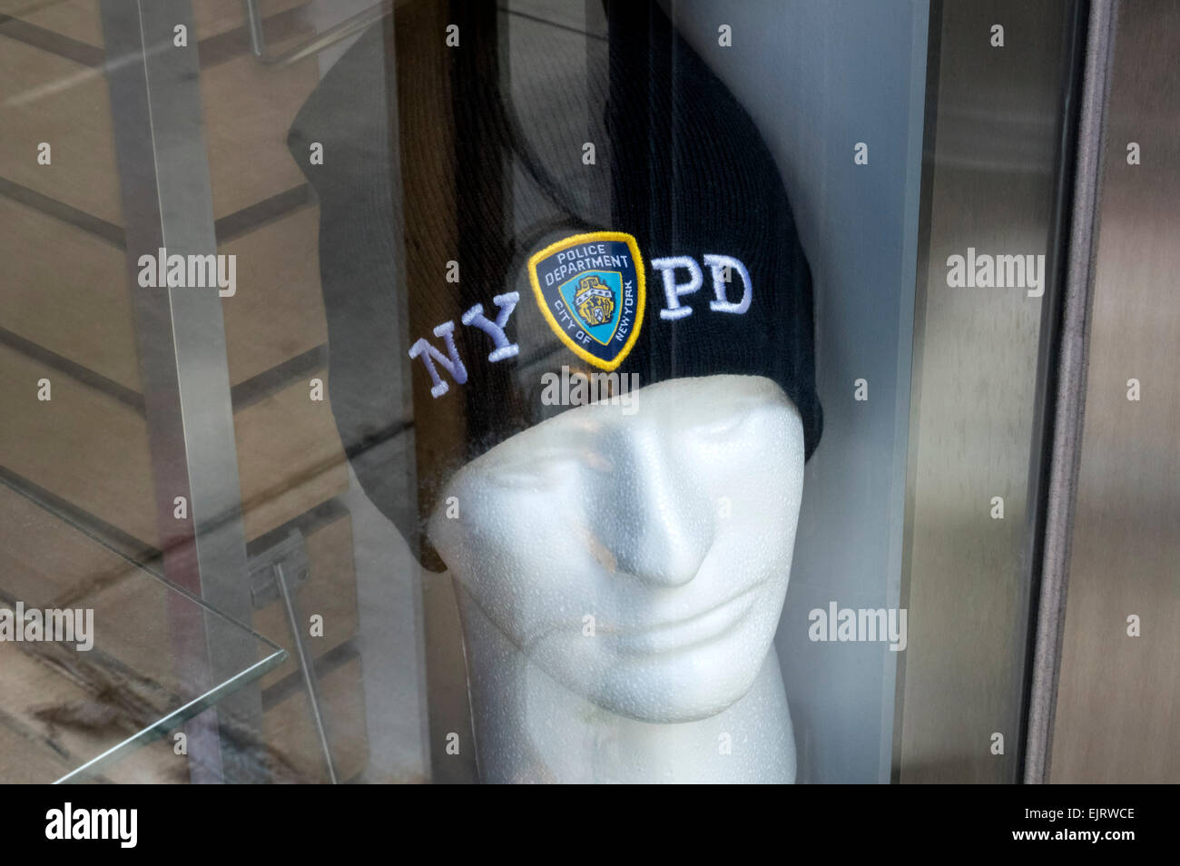 New York Police Department watch cap vendre comme souvenir à New York City Banque D'Images