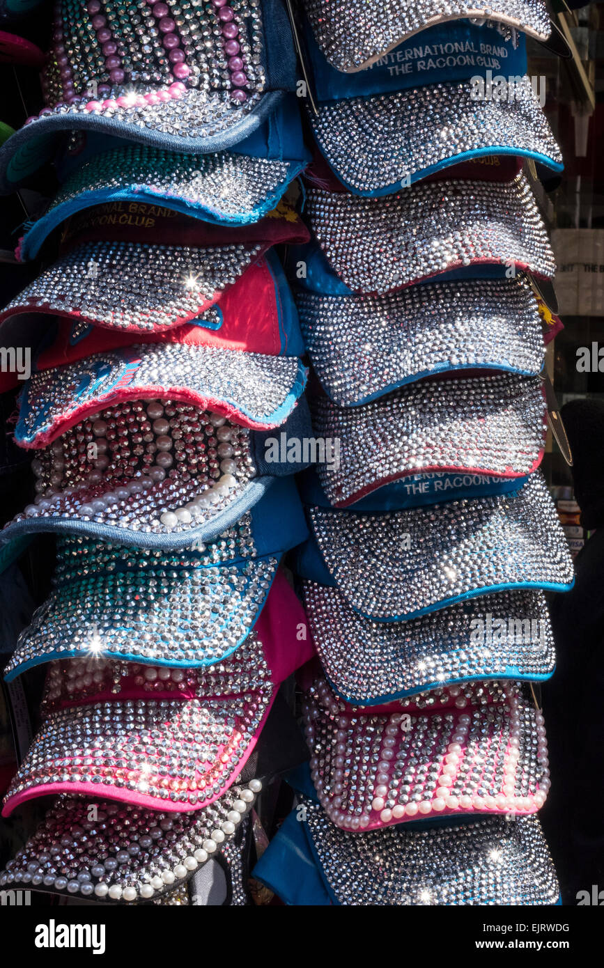 Baseball caps style ornementé avec réflecteurs cloutés dans des tons lumineux vendre comme souvenirs Banque D'Images