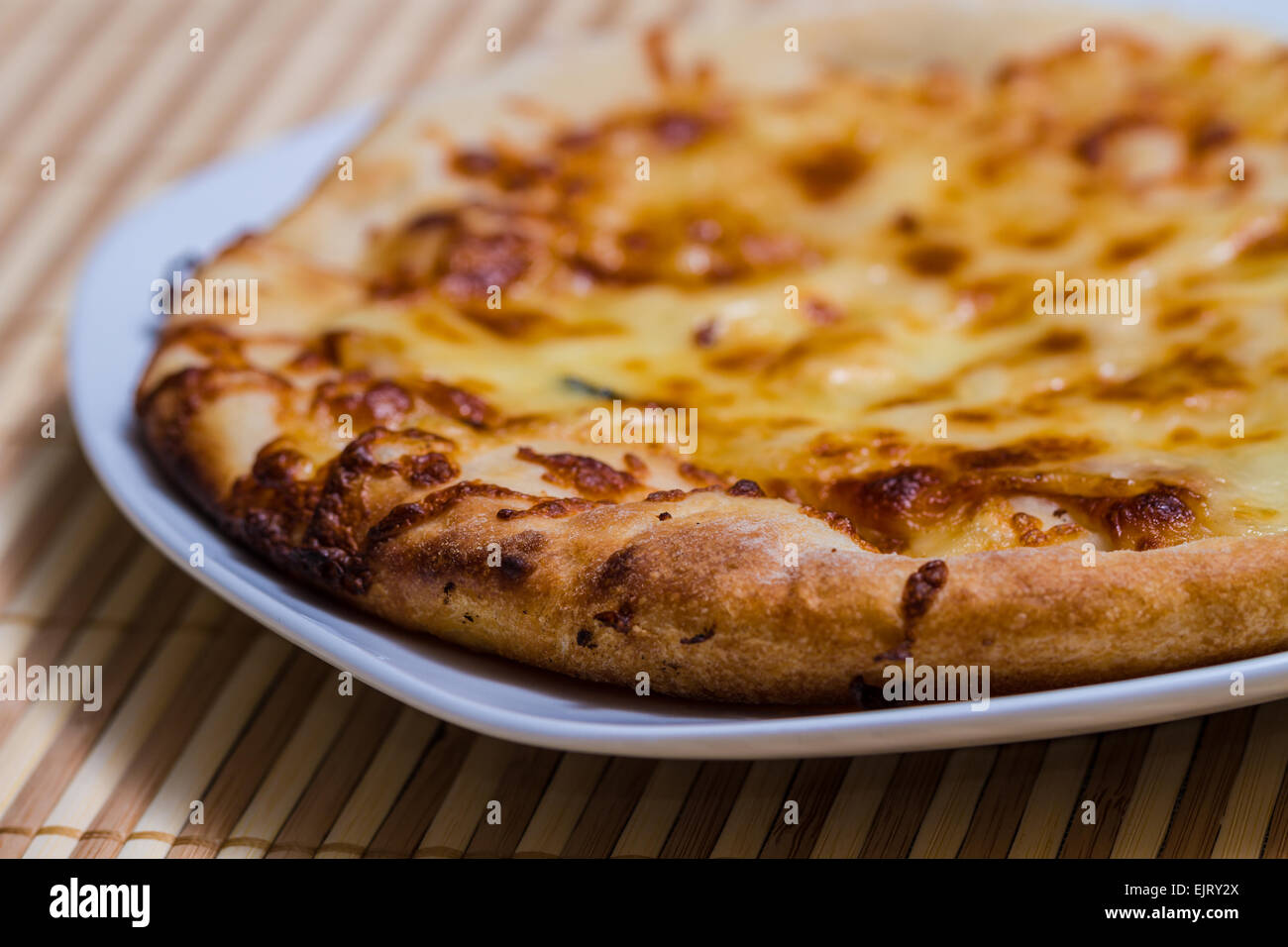 Fun pour un pain savoureux gâteau au fromage feta fait feu dans le fourneau de boulangerie Banque D'Images Fun pour un pain savoureux gâteau au fromage feta fait feu dans le fourneau de boulangerie Banque D'Images