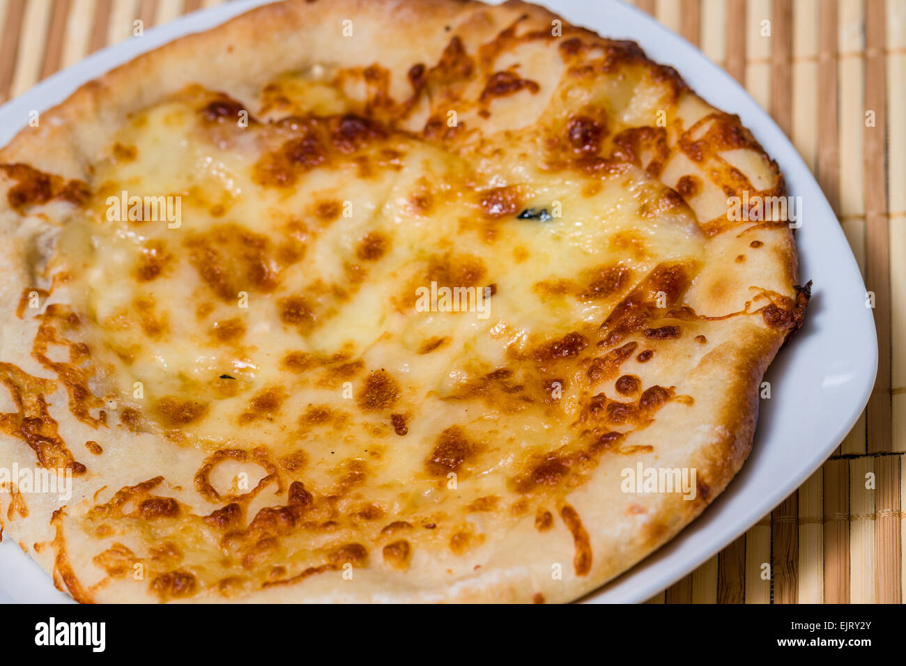 Fun pour un pain savoureux gâteau au fromage feta fait feu dans le fourneau de boulangerie Banque D'Images Fun pour un pain savoureux gâteau au fromage feta fait feu dans le fourneau de boulangerie Banque D'Images