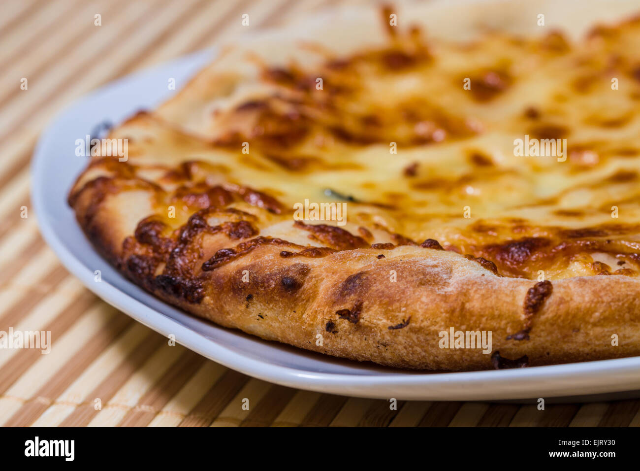 Fun pour un pain savoureux gâteau au fromage feta fait feu dans le fourneau de boulangerie Banque D'Images Fun pour un pain savoureux gâteau au fromage feta fait feu dans le fourneau de boulangerie Banque D'Images