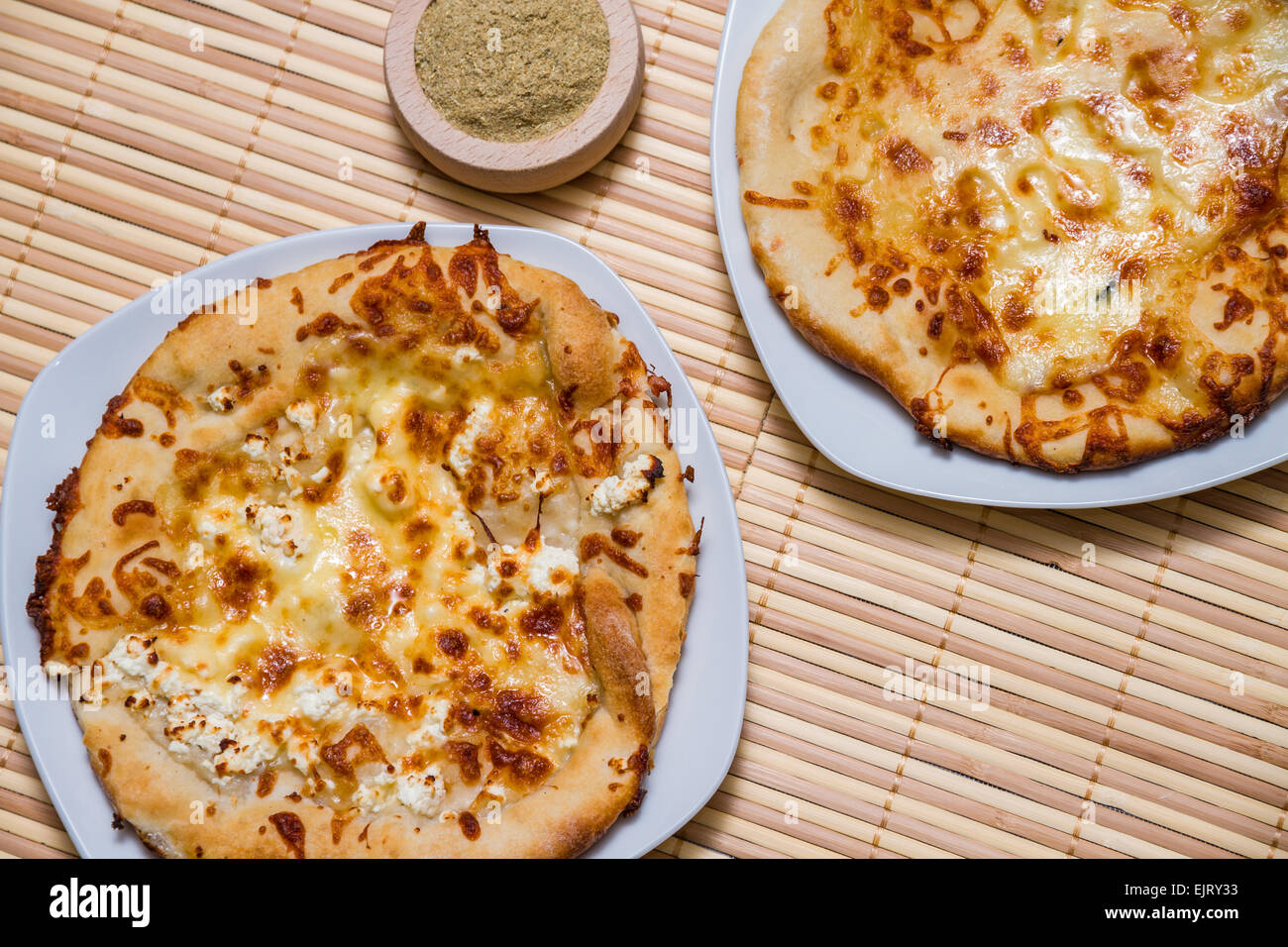 Fun pour un pain savoureux gâteau au fromage feta fait feu dans le fourneau de boulangerie Banque D'Images Fun pour un pain savoureux gâteau au fromage feta fait feu dans le fourneau de boulangerie Banque D'Images