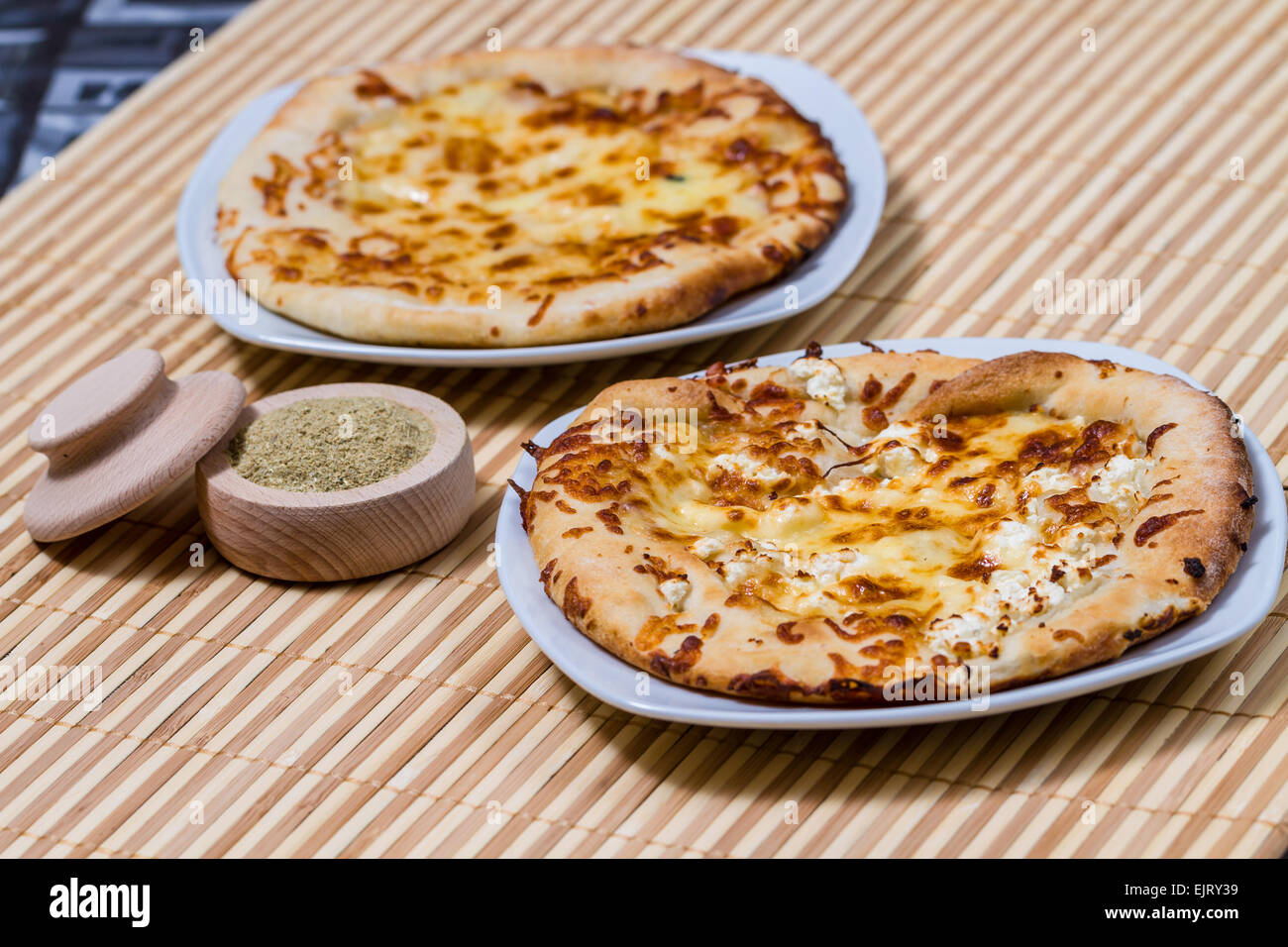 Fun pour un pain savoureux gâteau au fromage feta fait feu dans le fourneau de boulangerie Banque D'Images Fun pour un pain savoureux gâteau au fromage feta fait feu dans le fourneau de boulangerie Banque D'Images