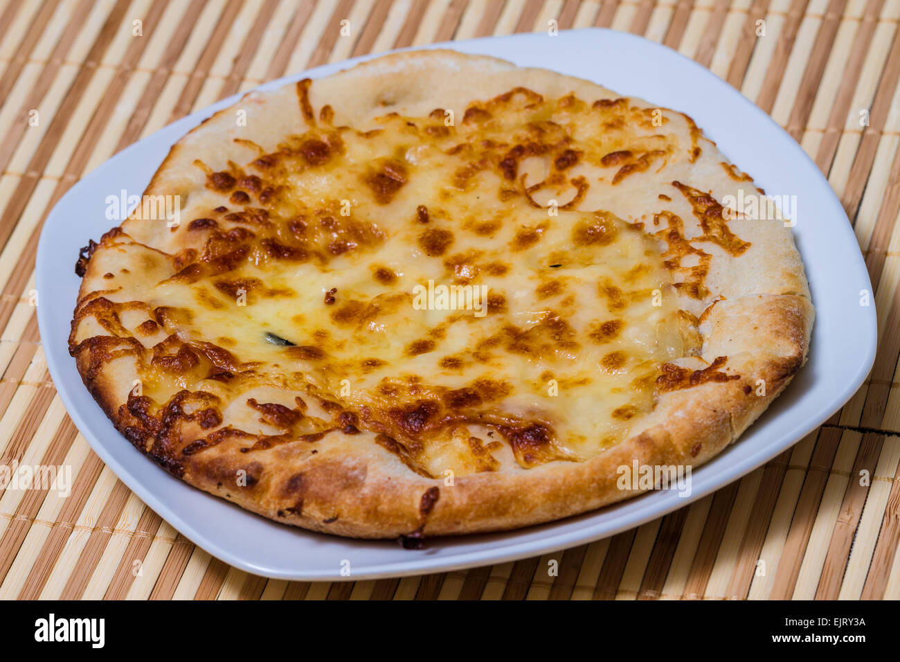 Fun pour un pain savoureux gâteau au fromage feta fait feu dans le fourneau de boulangerie Banque D'Images Fun pour un pain savoureux gâteau au fromage feta fait feu dans le fourneau de boulangerie Banque D'Images