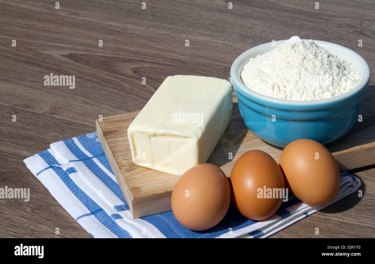 Ingrédients y compris les oeufs le beurre et la farine. Banque D'Images