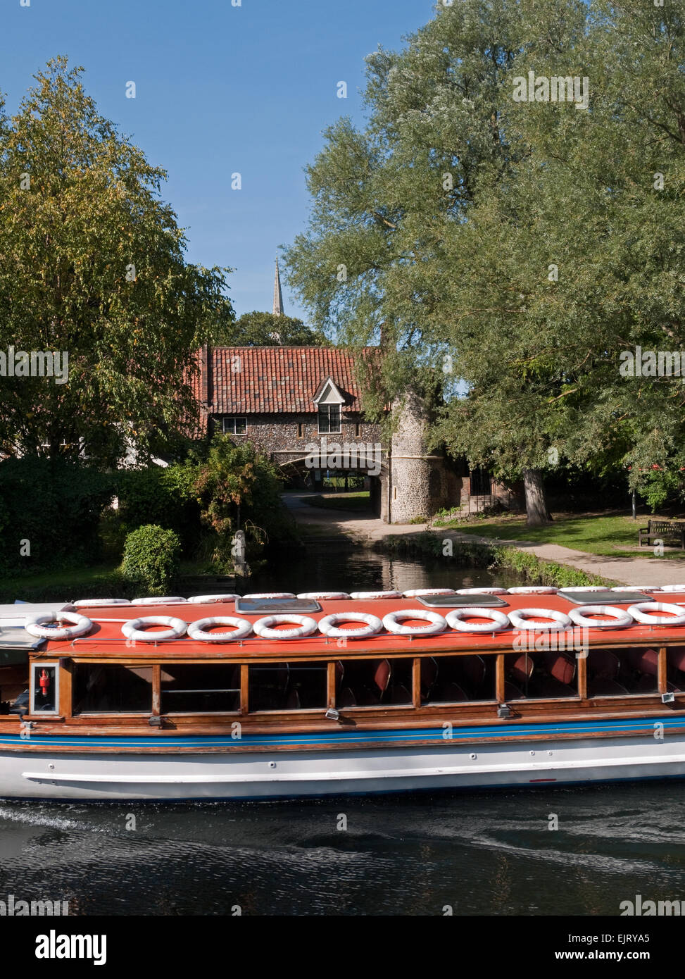 Excursion en bateau passant tire sur la rivière Ferry en Wensum Norwich, Norfolk, Angleterre Banque D'Images