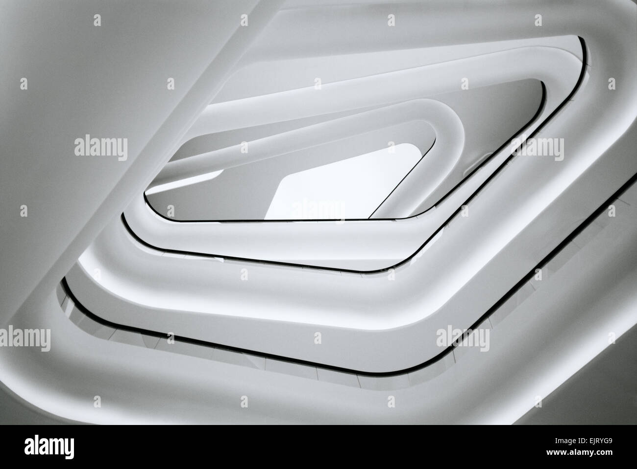 Bâtiment d'architecture moderne à Sukhumvit à Bangkok en Thaïlande en Asie du Sud-est extrême-Orient. Belle modernité urbaine ville Design Voyage b&W. Banque D'Images