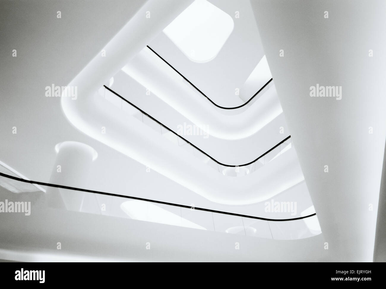 Bâtiment d'architecture moderne à Sukhumvit à Bangkok en Thaïlande en Asie du Sud-est extrême-Orient. Belle modernité urbaine ville Design Voyage b&W. Banque D'Images