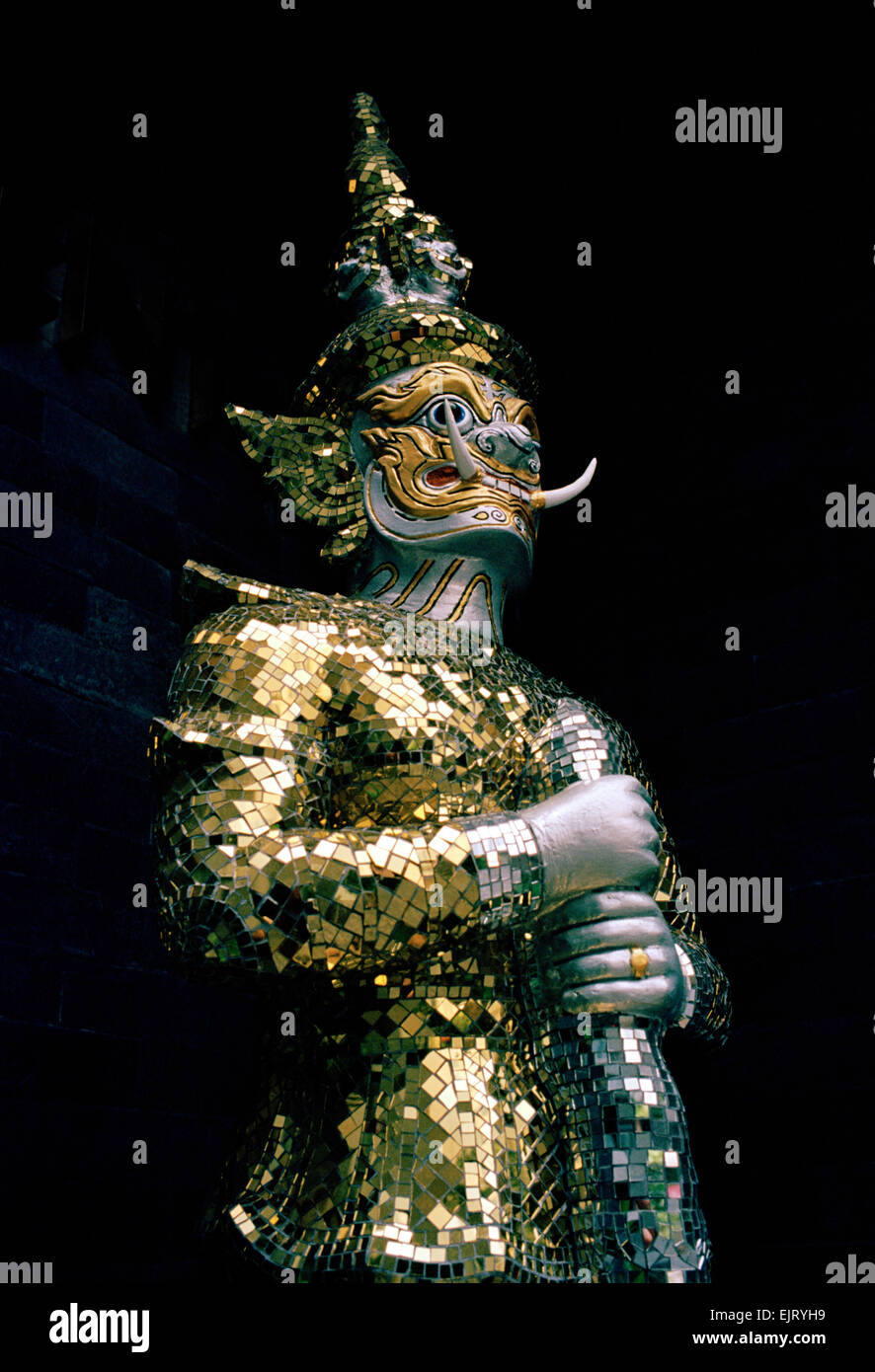 La culture traditionnelle thaïlandaise dans Sukhumvit à Bangkok en Thaïlande en Extrême-Orient asie du sud-est. L'art de l'est oriental statue kitsch voyage wanderlust Banque D'Images