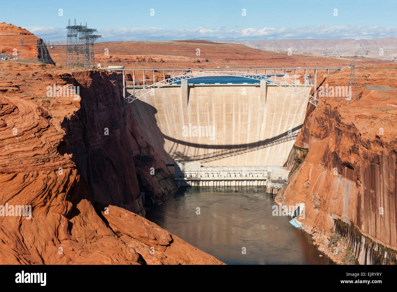 Barrage de Glen Canyon générant de l'hydroélectricité à faible émission de carbone à partir du fleuve Colorado près de page, en Arizona Banque D'Images