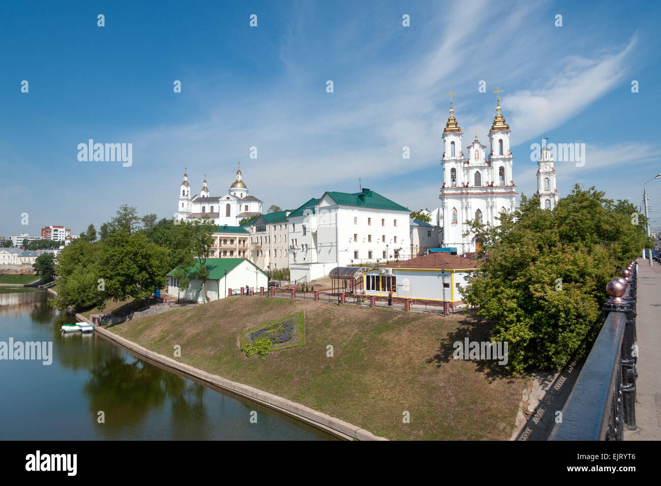 Le centre-ville de Minsk avec Vicba river en été, Bélarus Banque D'Images