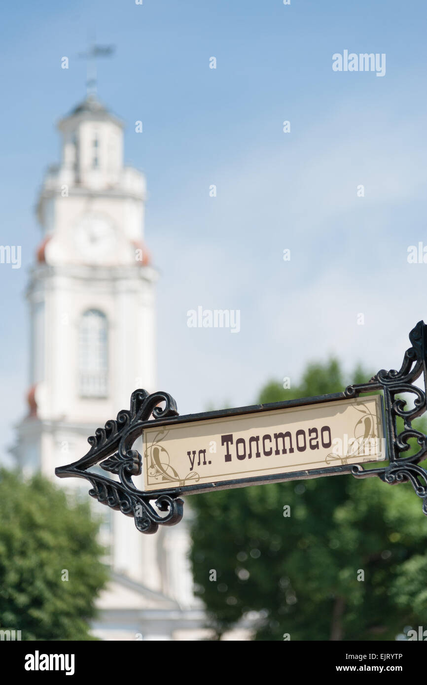 Tolstoï street signe avec l'Hôtel de Ville le contexte de Vitebsk, Biélorussie Banque D'Images